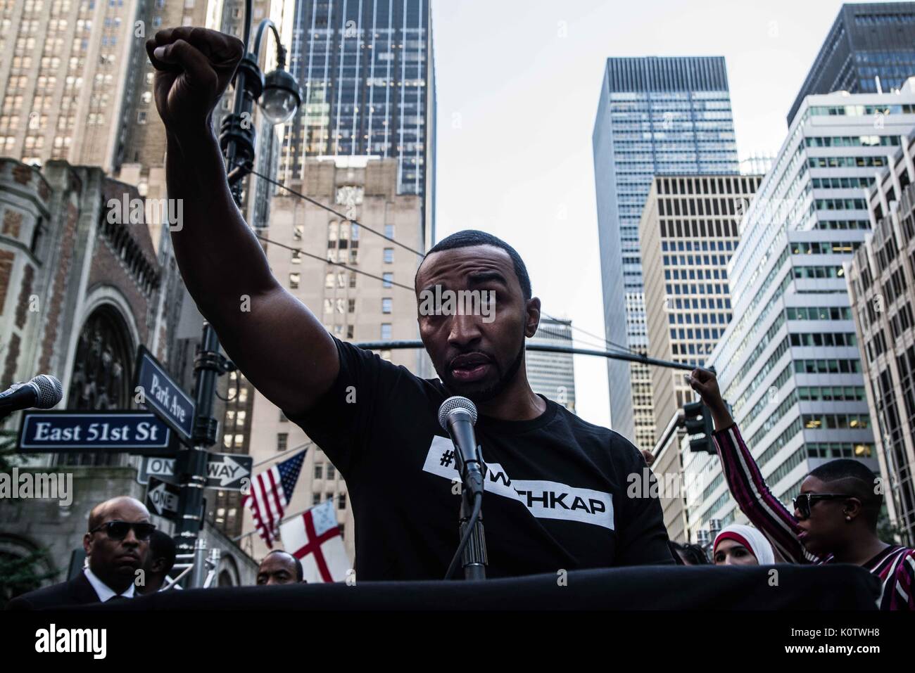 New York City, New York, USA. 23 Aug, 2017. New Yorker sammelten sich hinter Jetzt - unsigned NFL Spieler Colin Kaepernick, die während des Singens der US-Nation. al Hymne seit 2016 sitzen geblieben ist. Kaepernick hat erklärt "Ich stelle mich doch nicht zu stehen, stolz auf eine Flagge für ein Land, das unterdrückt, Schwarze und farbige Menschen zu zeigen." Quelle: ZUMA Press, Inc./Alamy leben Nachrichten Stockfoto