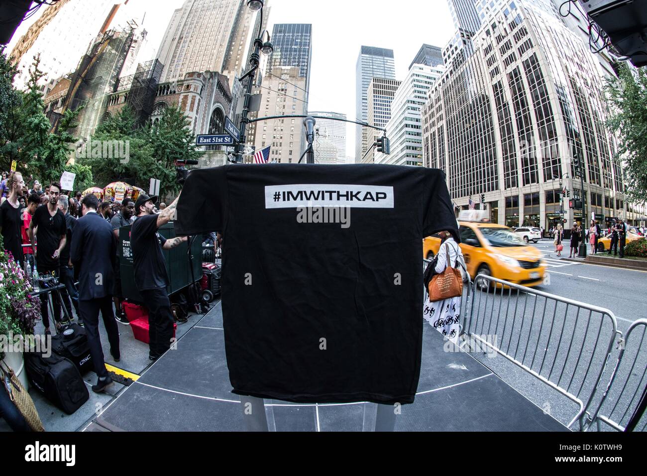 New York City, New York, USA. 23 Aug, 2017. New Yorker sammelten sich hinter Jetzt - unsigned NFL Spieler Colin Kaepernick, die während des Singens der US-Nation. al Hymne seit 2016 sitzen geblieben ist. Kaepernick hat erklärt "Ich stelle mich doch nicht zu stehen, stolz auf eine Flagge für ein Land, das unterdrückt, Schwarze und farbige Menschen zu zeigen." Quelle: ZUMA Press, Inc./Alamy leben Nachrichten Stockfoto