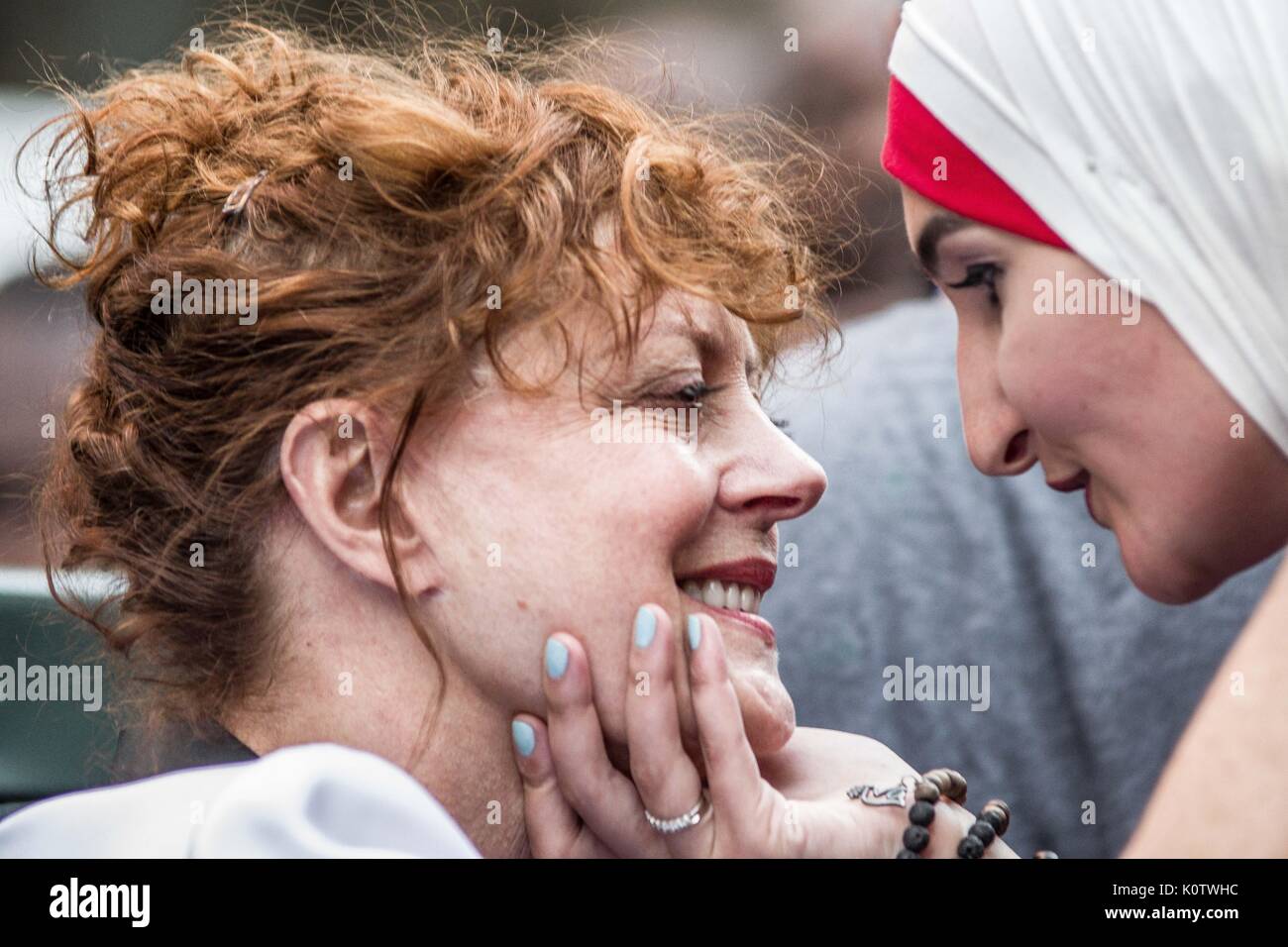 New York City, New York, USA. 23 Aug, 2017. Schauspielerin Susan Sarandon kam mit Linda Sarsour zu erfüllen. New Yorker sammelten sich hinter Jetzt - unsigned NFL Spieler Colin Kaepernick, die während des Singens der US-Nation. al Hymne seit 2016 sitzen geblieben ist. Kaepernick hat erklärt "Ich stelle mich doch nicht zu stehen, stolz auf eine Flagge für ein Land, das unterdrückt, Schwarze und farbige Menschen zu zeigen." Quelle: ZUMA Press, Inc./Alamy leben Nachrichten Stockfoto