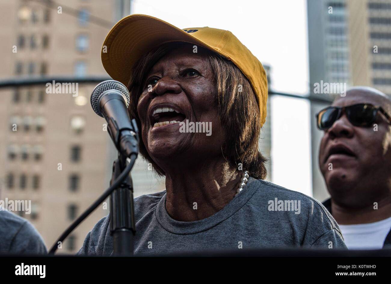 New York City, New York, USA. 23 Aug, 2017. Mama Hazel Herzog von der NAACP. New Yorker sammelten sich hinter Jetzt - unsigned NFL Spieler Colin Kaepernick, die während des Singens der US-Nation. al Hymne seit 2016 sitzen geblieben ist. Kaepernick hat erklärt "Ich stelle mich doch nicht zu stehen, stolz auf eine Flagge für ein Land, das unterdrückt, Schwarze und farbige Menschen zu zeigen." Quelle: ZUMA Press, Inc./Alamy leben Nachrichten Stockfoto