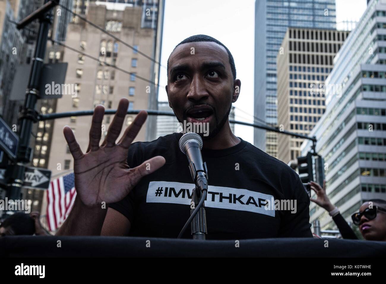 New York City, New York, USA. 23 Aug, 2017. New Yorker sammelten sich hinter Jetzt - unsigned NFL Spieler Colin Kaepernick, die während des Singens der US-Nation. al Hymne seit 2016 sitzen geblieben ist. Kaepernick hat erklärt "Ich stelle mich doch nicht zu stehen, stolz auf eine Flagge für ein Land, das unterdrückt, Schwarze und farbige Menschen zu zeigen." Quelle: ZUMA Press, Inc./Alamy leben Nachrichten Stockfoto