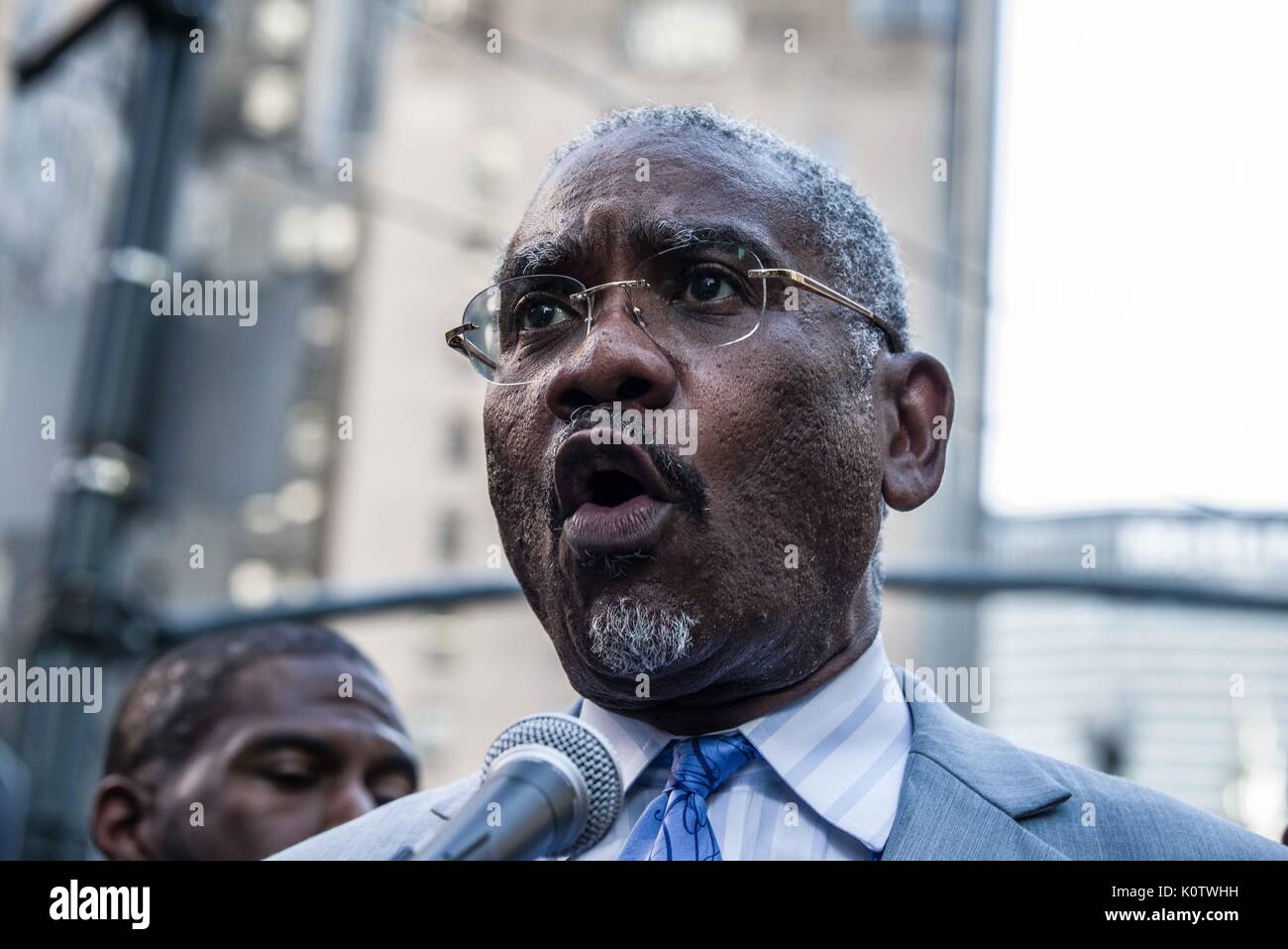 New York City, New York, USA. 23 Aug, 2017. Colin Meeks. New Yorker sammelten sich hinter Jetzt - unsigned NFL Spieler Colin Kaepernick, die während des Singens der US-Nation. al Hymne seit 2016 sitzen geblieben ist. Kaepernick hat erklärt "Ich stelle mich doch nicht zu stehen, stolz auf eine Flagge für ein Land, das unterdrückt, Schwarze und farbige Menschen zu zeigen." Quelle: ZUMA Press, Inc./Alamy leben Nachrichten Stockfoto