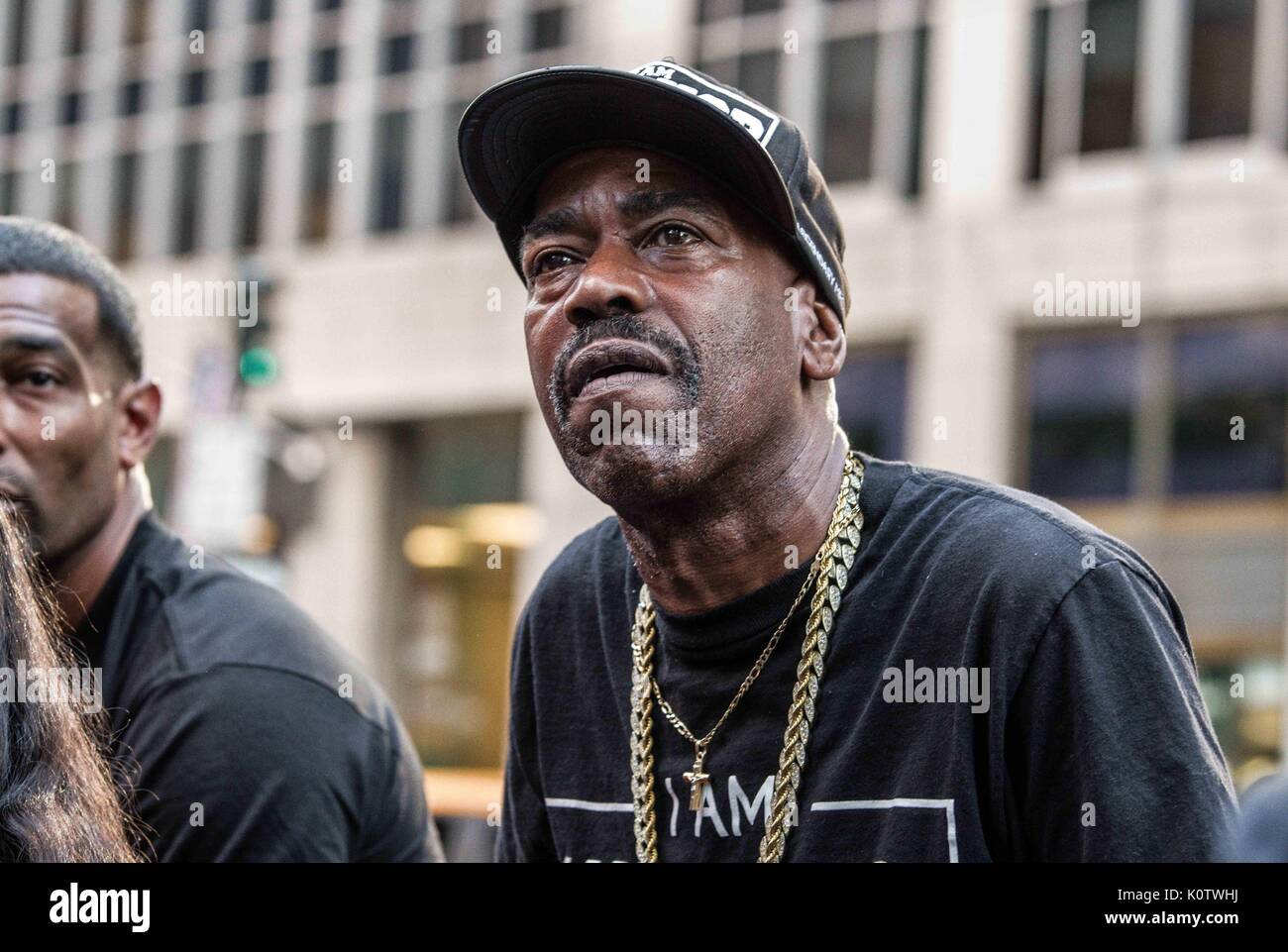 New York City, New York, USA. 23 Aug, 2017. Rapper Kurtis Blow. New Yorker sammelten sich hinter Jetzt - unsigned NFL Spieler Colin Kaepernick, die während des Singens der US-Nation. al Hymne seit 2016 sitzen geblieben ist. Kaepernick hat erklärt "Ich stelle mich doch nicht zu stehen, stolz auf eine Flagge für ein Land, das unterdrückt, Schwarze und farbige Menschen zu zeigen." Quelle: ZUMA Press, Inc./Alamy leben Nachrichten Stockfoto