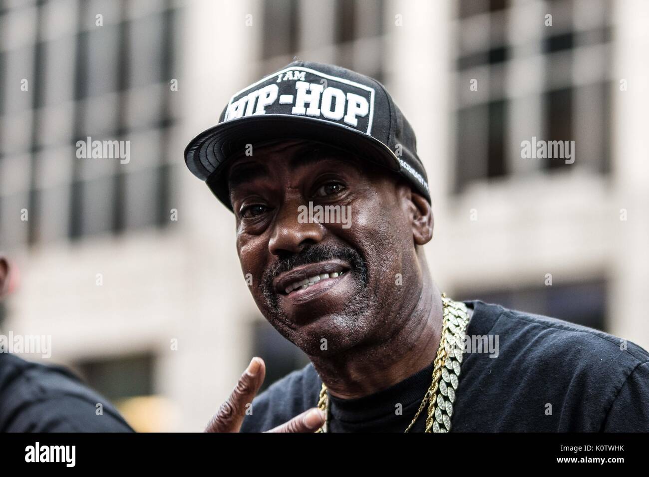 New York City, New York, USA. 23 Aug, 2017. Rapper Kurtis Blow. New Yorker sammelten sich hinter Jetzt - unsigned NFL Spieler Colin Kaepernick, die während des Singens der US-Nation. al Hymne seit 2016 sitzen geblieben ist. Kaepernick hat erklärt "Ich stelle mich doch nicht zu stehen, stolz auf eine Flagge für ein Land, das unterdrückt, Schwarze und farbige Menschen zu zeigen." Quelle: ZUMA Press, Inc./Alamy leben Nachrichten Stockfoto