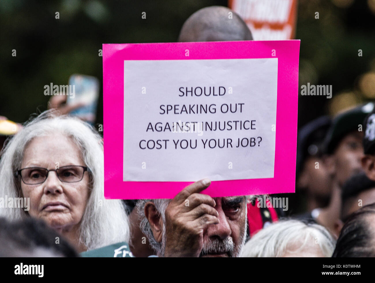 New York City, New York, USA. 23 Aug, 2017. New Yorker sammelten sich hinter Jetzt - unsigned NFL Spieler Colin Kaepernick, die während des Singens der US-Nation. al Hymne seit 2016 sitzen geblieben ist. Kaepernick hat erklärt "Ich stelle mich doch nicht zu stehen, stolz auf eine Flagge für ein Land, das unterdrückt, Schwarze und farbige Menschen zu zeigen." Quelle: ZUMA Press, Inc./Alamy leben Nachrichten Stockfoto