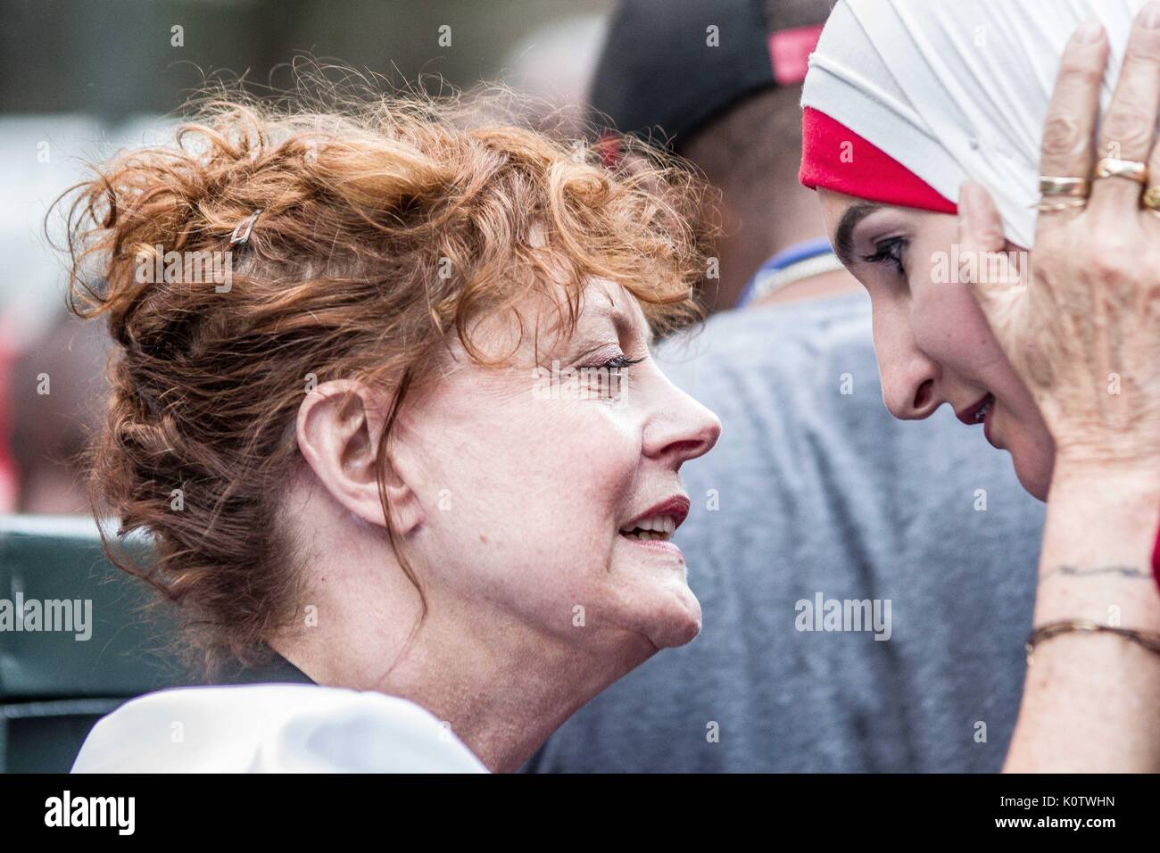 New York City, New York, USA. 23 Aug, 2017. Schauspielerin Susan Sarandon kam mit Linda Sarsour zu erfüllen. New Yorker sammelten sich hinter Jetzt - unsigned NFL Spieler Colin Kaepernick, die während des Singens der US-Nation. al Hymne seit 2016 sitzen geblieben ist. Kaepernick hat erklärt "Ich stelle mich doch nicht zu stehen, stolz auf eine Flagge für ein Land, das unterdrückt, Schwarze und farbige Menschen zu zeigen." Quelle: ZUMA Press, Inc./Alamy leben Nachrichten Stockfoto