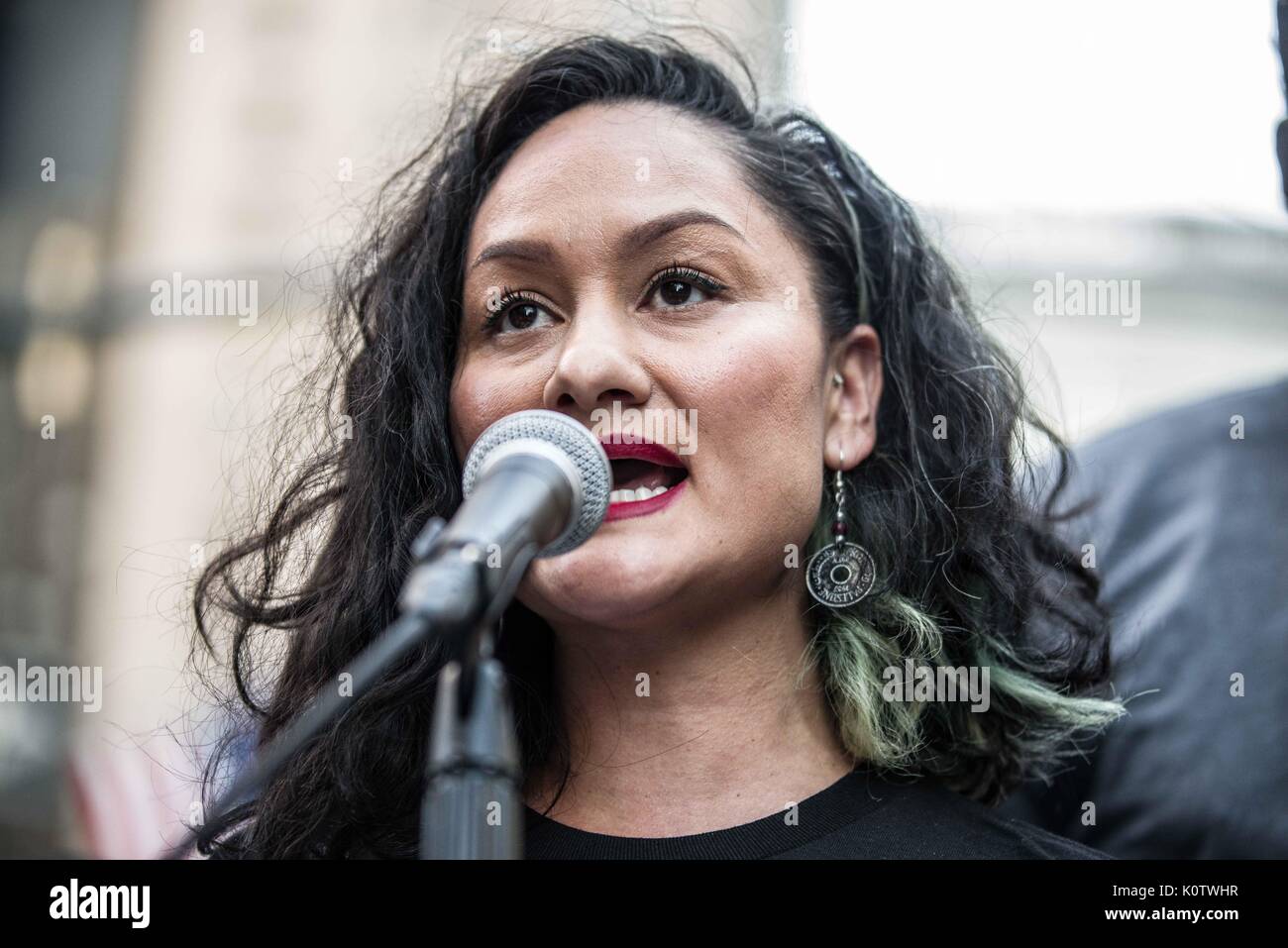 New York City, New York, USA. 23 Aug, 2017. New Yorker sammelten sich hinter Jetzt - unsigned NFL Spieler Colin Kaepernick, die während des Singens der US-Nation. al Hymne seit 2016 sitzen geblieben ist. Kaepernick hat erklärt "Ich stelle mich doch nicht zu stehen, stolz auf eine Flagge für ein Land, das unterdrückt, Schwarze und farbige Menschen zu zeigen." Quelle: ZUMA Press, Inc./Alamy leben Nachrichten Stockfoto