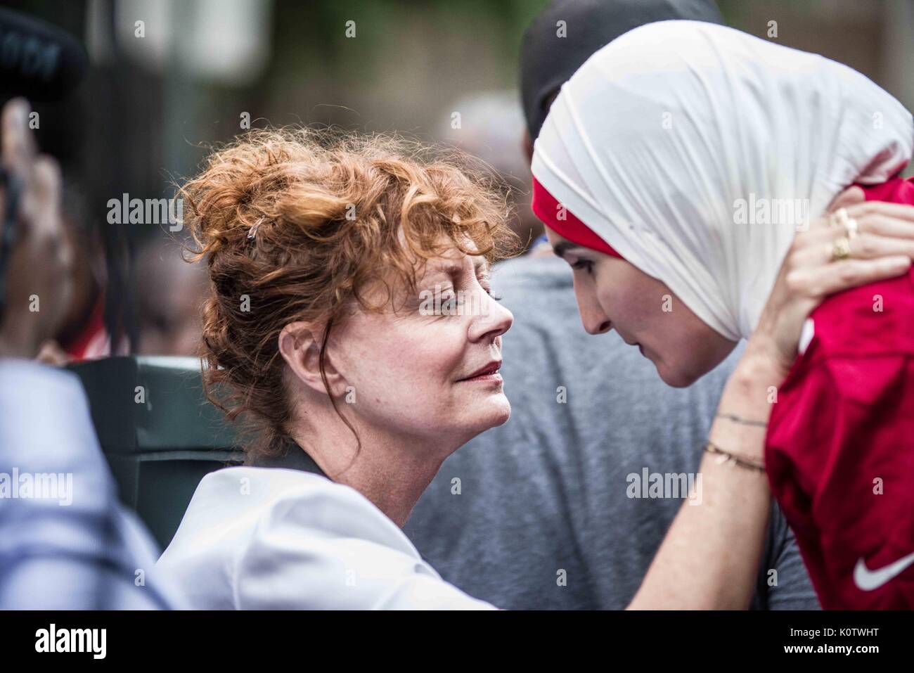 New York City, New York, USA. 23 Aug, 2017. Schauspielerin Susan Sarandon kam mit Linda Sarsour zu erfüllen. New Yorker sammelten sich hinter Jetzt - unsigned NFL Spieler Colin Kaepernick, die während des Singens der US-Nation. al Hymne seit 2016 sitzen geblieben ist. Kaepernick hat erklärt "Ich stelle mich doch nicht zu stehen, stolz auf eine Flagge für ein Land, das unterdrückt, Schwarze und farbige Menschen zu zeigen." Quelle: ZUMA Press, Inc./Alamy leben Nachrichten Stockfoto