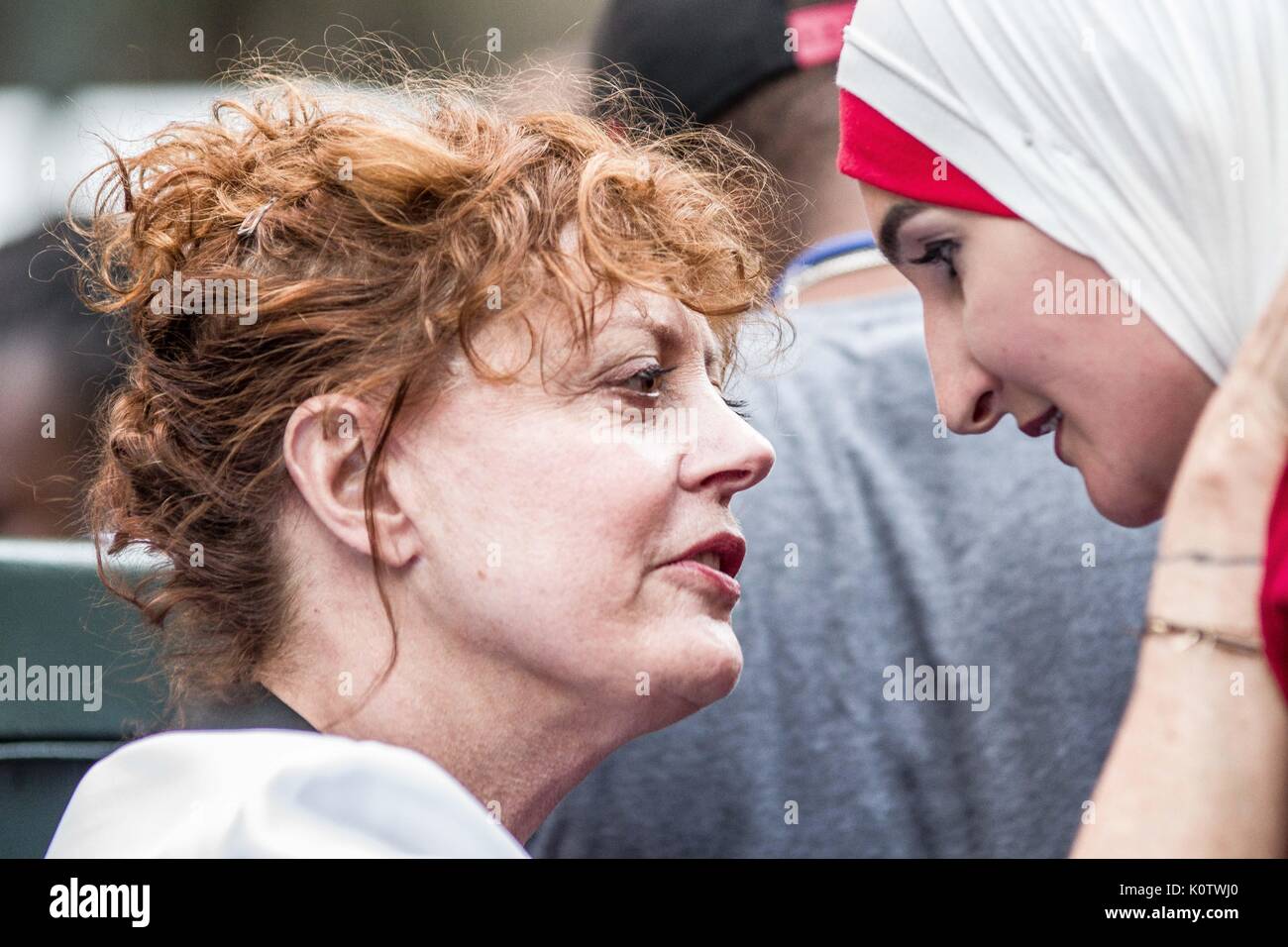New York City, New York, USA. 23 Aug, 2017. Schauspielerin Susan Sarandon kam mit Linda Sarsour zu erfüllen. New Yorker sammelten sich hinter Jetzt - unsigned NFL Spieler Colin Kaepernick, die während des Singens der US-Nation. al Hymne seit 2016 sitzen geblieben ist. Kaepernick hat erklärt "Ich stelle mich doch nicht zu stehen, stolz auf eine Flagge für ein Land, das unterdrückt, Schwarze und farbige Menschen zu zeigen." Quelle: ZUMA Press, Inc./Alamy leben Nachrichten Stockfoto