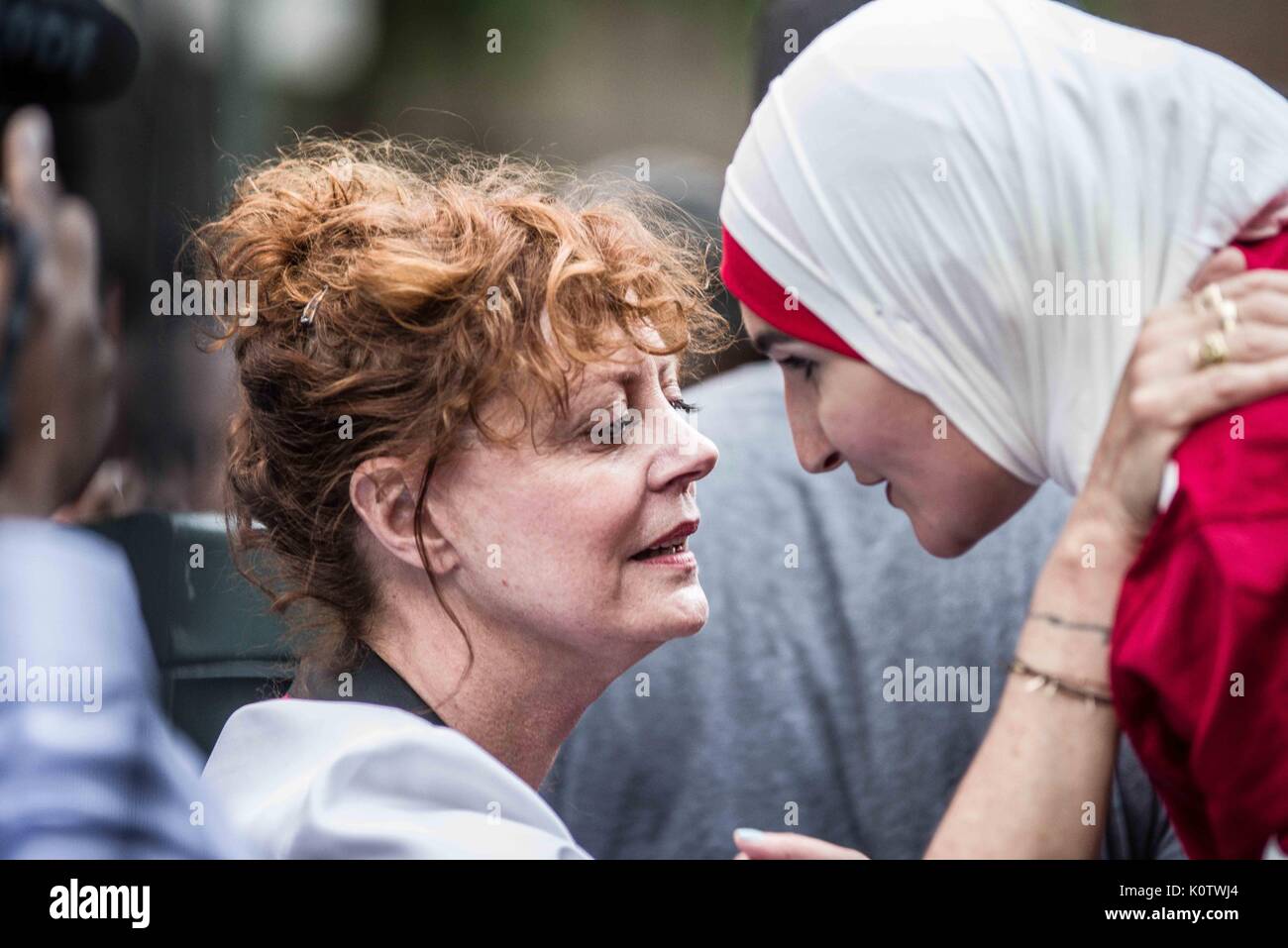 New York City, New York, USA. 23 Aug, 2017. Schauspielerin Susan Sarandon kam mit Linda Sarsour zu erfüllen. New Yorker sammelten sich hinter Jetzt - unsigned NFL Spieler Colin Kaepernick, die während des Singens der US-Nation. al Hymne seit 2016 sitzen geblieben ist. Kaepernick hat erklärt "Ich stelle mich doch nicht zu stehen, stolz auf eine Flagge für ein Land, das unterdrückt, Schwarze und farbige Menschen zu zeigen." Quelle: ZUMA Press, Inc./Alamy leben Nachrichten Stockfoto