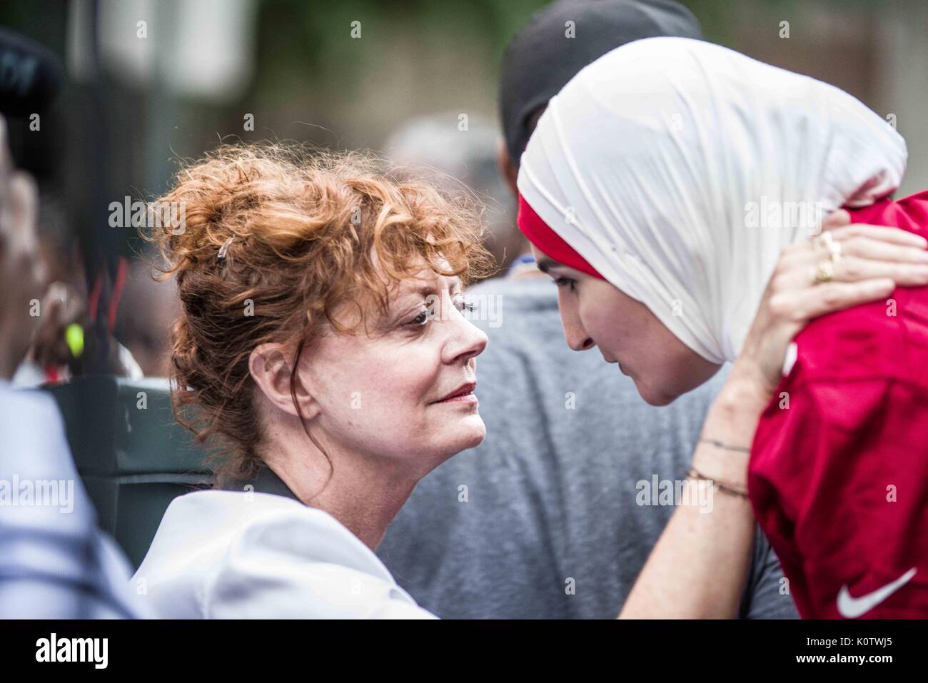 New York City, New York, USA. 23 Aug, 2017. Schauspielerin Susan Sarandon kam mit Linda Sarsour zu erfüllen. New Yorker sammelten sich hinter Jetzt - unsigned NFL Spieler Colin Kaepernick, die während des Singens der US-Nation. al Hymne seit 2016 sitzen geblieben ist. Kaepernick hat erklärt "Ich stelle mich doch nicht zu stehen, stolz auf eine Flagge für ein Land, das unterdrückt, Schwarze und farbige Menschen zu zeigen." Quelle: ZUMA Press, Inc./Alamy leben Nachrichten Stockfoto