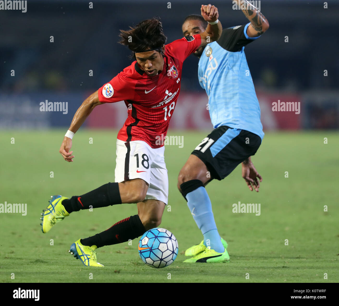 August 23, 2017, Kawasaki, Japan - Japans Urawa Red Diamonds Yoshiaki Komai (L) und der japanischen Kawasaki Frontale Eduardo Neto im Kampf gegen die Kugel am Viertel Finale der AFC Champions League im Todoroki Stadion in Kawasaki, Vorort von Tokio am Mittwoch, den 23. August 2017. Kawasaki besiegt Urawa 3-1 im Hinspiel Spiel. (Foto von Yoshio Tsunoda/LBA) LwX - ytd Stockfoto