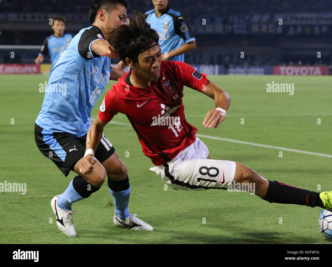 August 23, 2017, Kawasaki, Japan - Japans Urawa Red Diamonds Yoshiaki Komai (R) und der japanischen Kawasaki Frontale Ryota Ohshima Kampf der Ball im Viertel Finale der AFC Champions League im Todoroki Stadion in Kawasaki, Vorort von Tokio am Mittwoch, den 23. August 2017. Kawasaki besiegt Urawa 3-1 im Hinspiel Spiel. (Foto von Yoshio Tsunoda/LBA) LwX - ytd Stockfoto