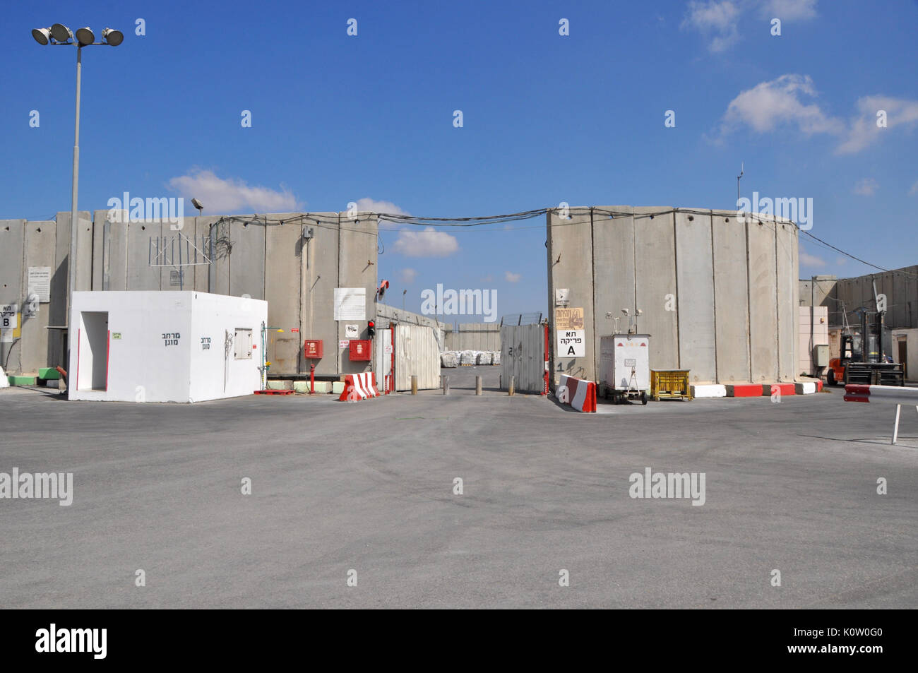 Kerem Shalom Grenzübergang ist auf Gaza Strip-Israel Grenze am 23 August, 2017 gesehen. Jedes Fahrzeug muss durch ein spezielles Security Check gehen. (CTK Photo/Matej Riha) Stockfoto