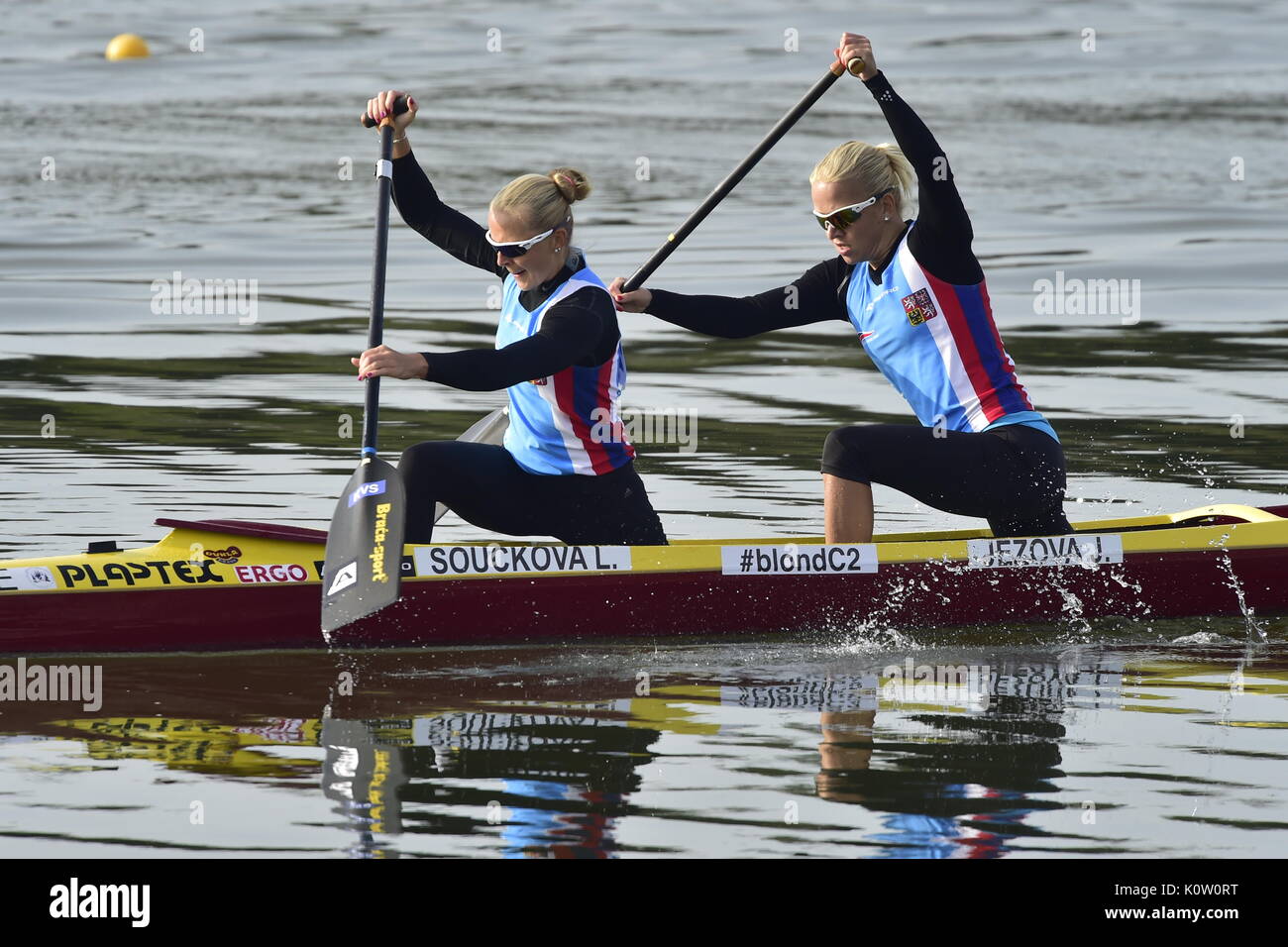 Racice, Tschechische Republik. 24 Aug, 2017. Tschechische Lenka Souckova, Jana Jezkova in Aktion während der 2017 ICF Canoe Sprint Wm in Racice, Tschechische Republik, 24. August 2017. Foto: CTK/Alamy leben Nachrichten Stockfoto