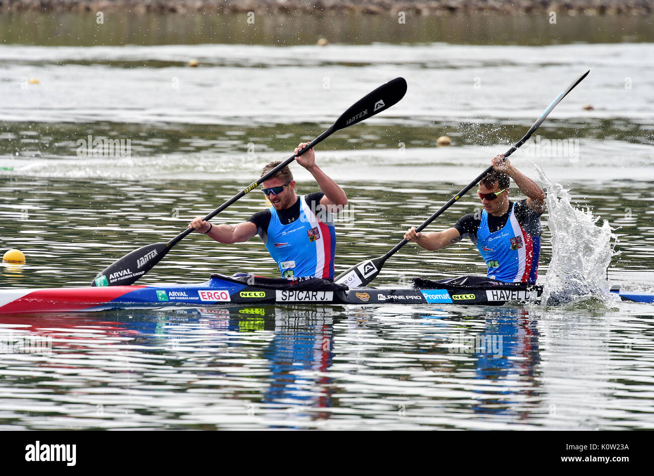 Racice, Tschechische Republik. 24 Aug, 2017. Tschechische JAKUB ŠPICAR (links) und Daniel Havel in Aktion während der 2017 ICF Canoe Sprint Wm in Racice, Tschechische Republik, 24. August 2017. Credit: Roman Vondrous/CTK Photo/Alamy leben Nachrichten Stockfoto