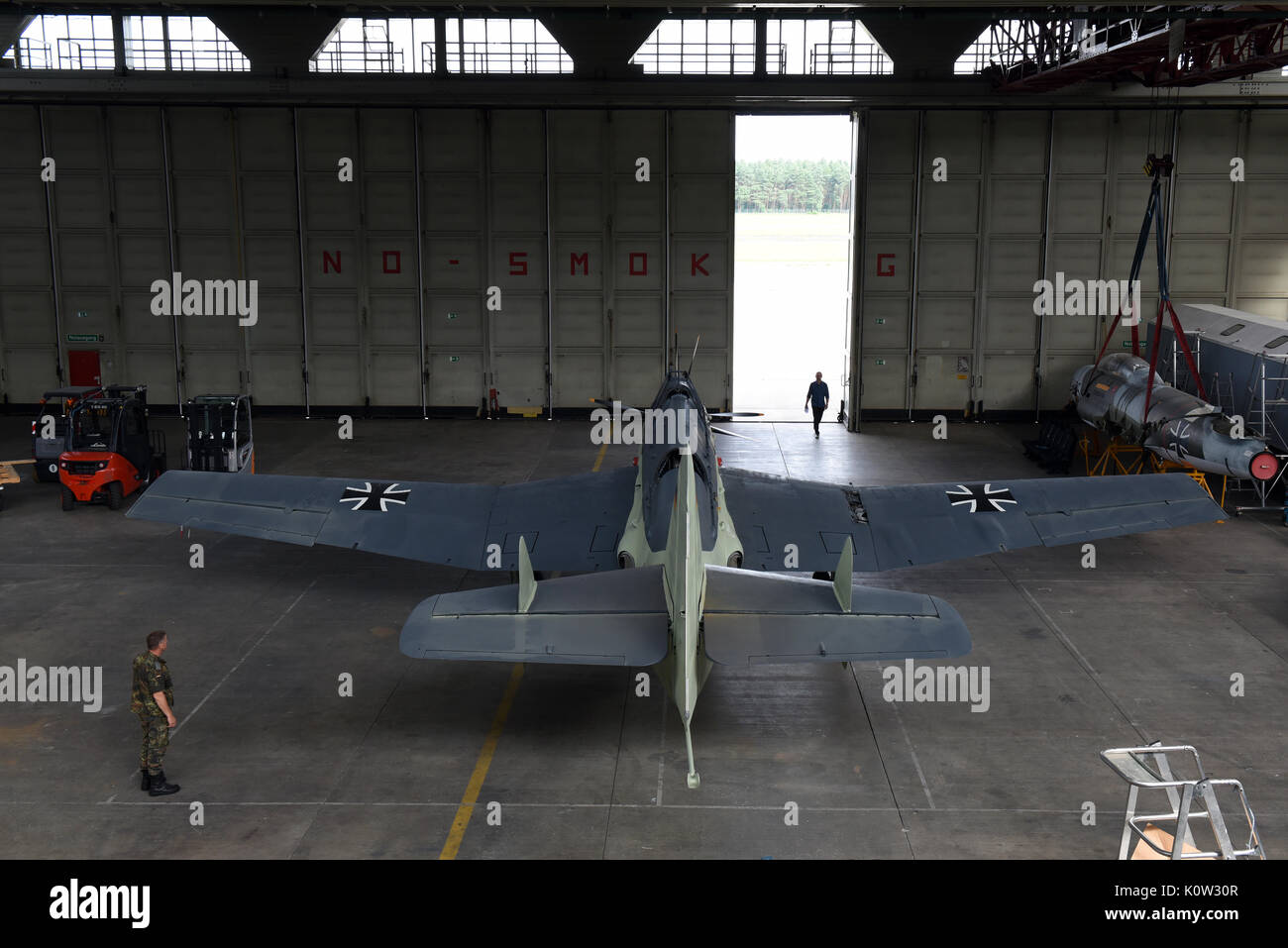 Eine Fairey Gannet wird in der Restaurierung Hangar des Flugplatzes Berlin-Gatow Zweig der Bundeswehr Museum für Militärische Geschichte in Berlin, Deutschland, 18. August 2017 restauriert. Das Flugzeug wird in der neuen Ausstellung im Hangar 3 dargestellt werden. Foto: Maurizio Gambarini/dpa Stockfoto