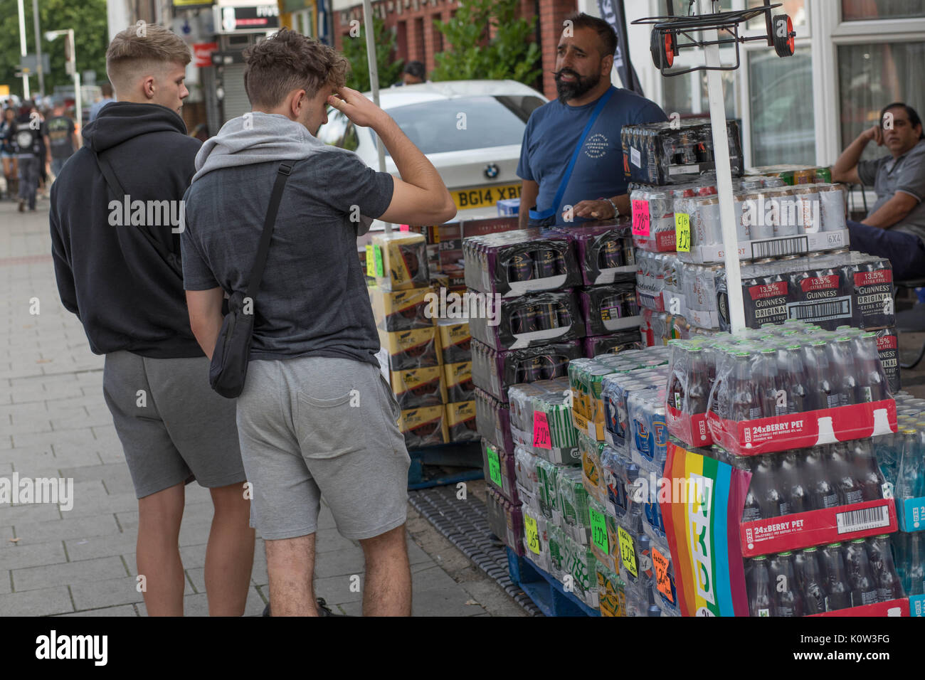 Bridge Street, Caversham, Reading, Berkshire, Großbritannien. 25 Aug, 2017. Caversham Road Reading Berks Großbritannien eine Gruppe von Männern auf der Suche nach bye Getränke bereit für Reading Festival Credit: Brian Southam/Alamy leben Nachrichten Stockfoto