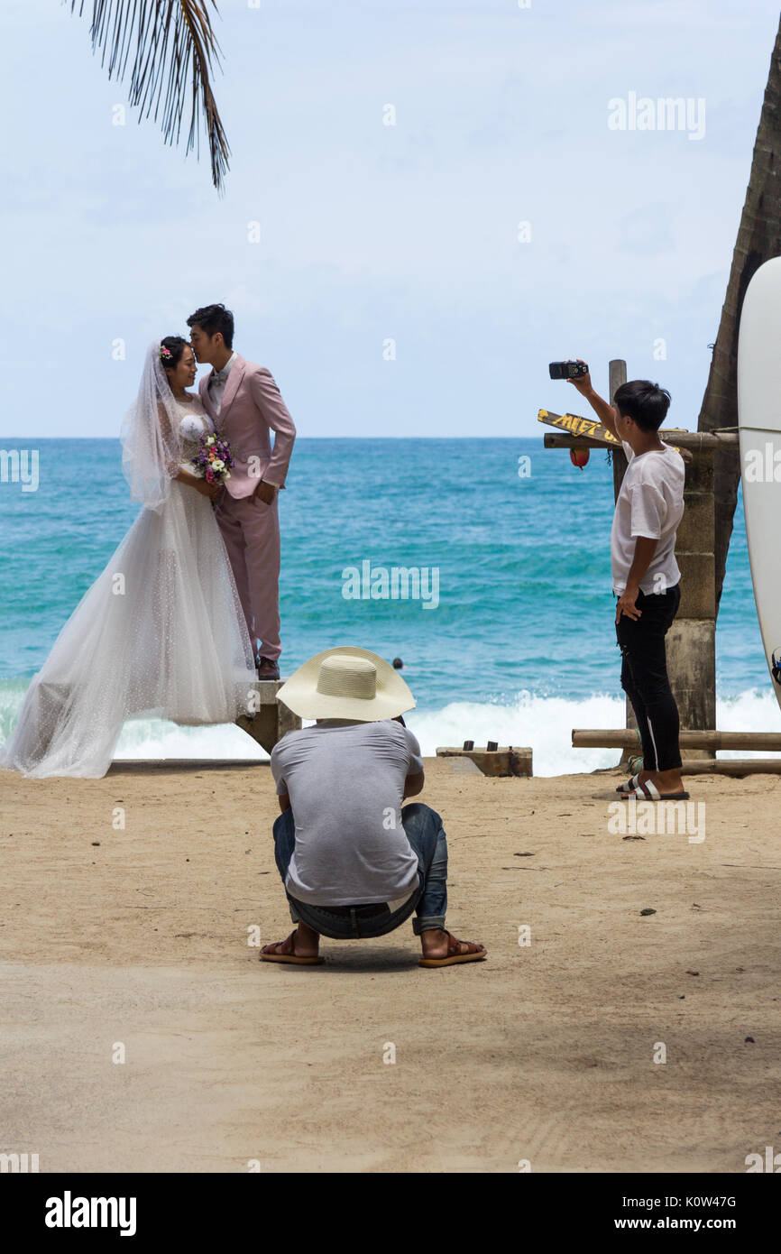 Kamala Beach, Phuket, Thailand. 24 Aug, 2017. Viele Chinesen kommen zu {Phuket pre Hochzeit Fotos zu machen bei ihrer Hochzeit anzuzeigen, viele Fotografen Chinesen sind, die illegal Arbeiten ohne Arbeitserlaubnis. In der Vergangenheit haben einige festgenommen worden. Credit: Kevin hellon/Alamy leben Nachrichten Stockfoto