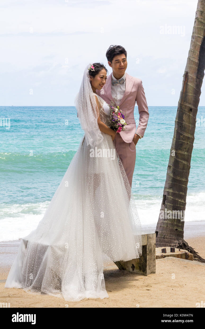 Kamala Beach, Phuket, Thailand. 24 Aug, 2017. Viele Chinesen kommen zu {Phuket pre Hochzeit Fotos zu machen bei ihrer Hochzeit anzuzeigen, viele Fotografen Chinesen sind, die illegal Arbeiten ohne Arbeitserlaubnis. In der Vergangenheit haben einige festgenommen worden. Credit: Kevin hellon/Alamy leben Nachrichten Stockfoto