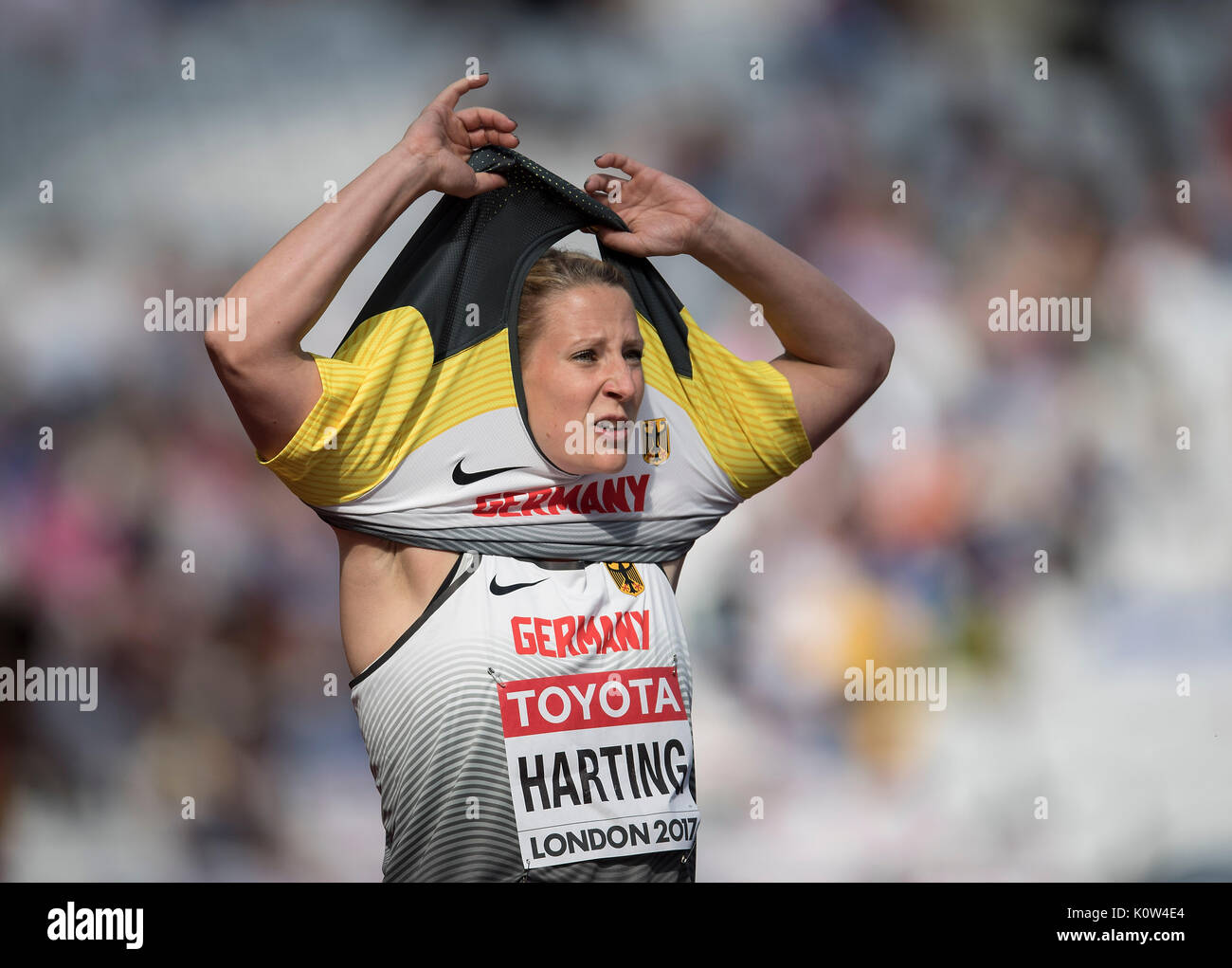 Julia HARTING, Deutschland, zieht sich ein Trikot ueber, Qualifikation Diskuswerfen der Frauen am 11.08.2017 Wirtschaft Championships 2017 in London/Grossbritannien, vom 04.08. - 13.08.2017. | Verwendung weltweit Stockfoto