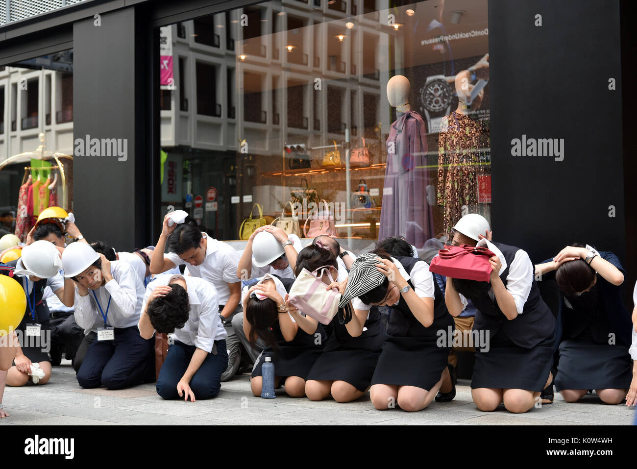 Tokio, Japan. 25 Aug, 2017. Ein Erdbeben Bohrer in Ginza, Japans geschäftigsten upscale Shopping Bezirk leitete, am Morgen Freitag, 25. August 2017. Ginza Sechs, einem kommerziellen Komplex im April in Ginza geöffnet, organisierte den Bohrer an Platz für rund 3.000 Pendler, die Schwierigkeiten haben, nach Hause zu gehen wegen möglicher Störungen der öffentlichen Verkehrsmittel im Fall des Erdbebens abzielen. Quelle: Lba Co.Ltd./Alamy leben Nachrichten Stockfoto