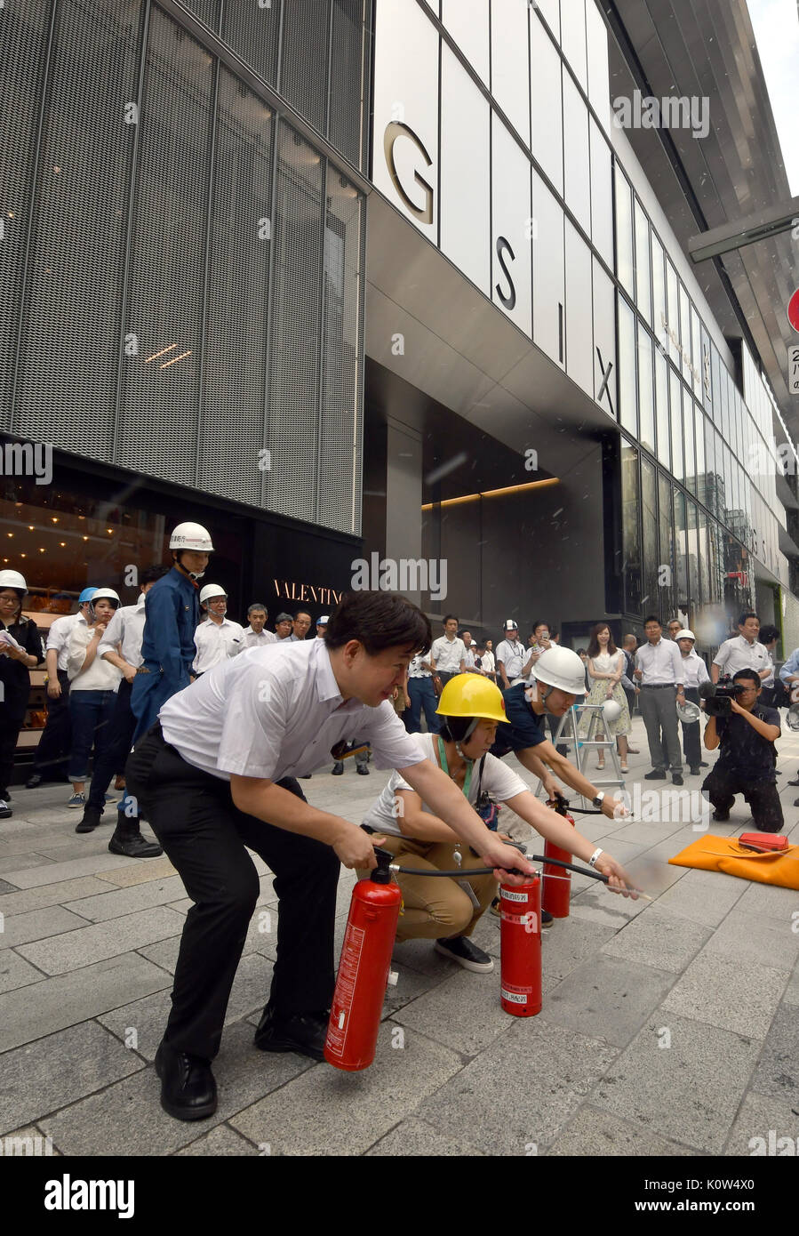 Tokio, Japan. 25 Aug, 2017. Ein Erdbeben Bohrer in Ginza, Japans geschäftigsten upscale Shopping Bezirk leitete, am Morgen Freitag, 25. August 2017. Ginza Sechs, einem kommerziellen Komplex im April in Ginza geöffnet, organisierte den Bohrer an Platz für rund 3.000 Pendler, die Schwierigkeiten haben, nach Hause zu gehen wegen möglicher Störungen der öffentlichen Verkehrsmittel im Fall des Erdbebens abzielen. Quelle: Lba Co.Ltd./Alamy leben Nachrichten Stockfoto