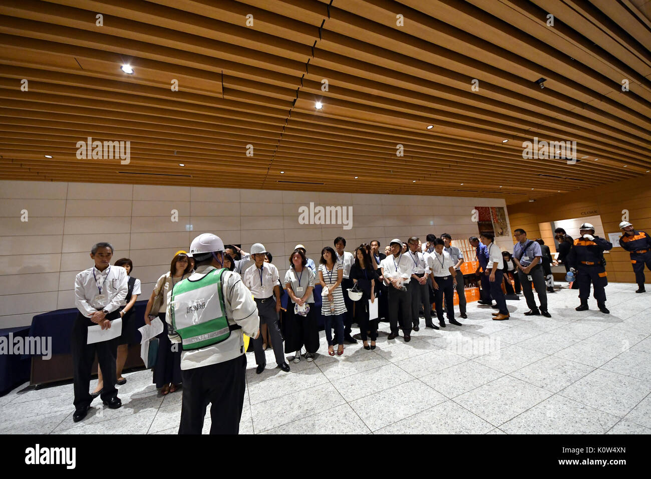 Tokio, Japan. 25 Aug, 2017. Die riesige unterirdische Lagerung ist der Presse während eines Erdbebens Aufbohren in Ginza, Japans geschäftigsten gehobenen Einkaufsviertel durchgeführt gezeigt, am Morgen Freitag, 25. August 2017. Der Lagerbereich mit einem Fassungsvermögen von rund 3000 Personen für 30 Tage ist Teil der Ginza 6, einem kommerziellen Komplex im April in Ginza, den der Bohrer am Platz für Pendler, die Schwierigkeiten haben, nach Hause zu gehen wegen möglicher Störungen der öffentlichen Verkehrsmittel im Fall des Erdbebens Ziel geöffnet. Quelle: Lba Co.Ltd./Alamy leben Nachrichten Stockfoto