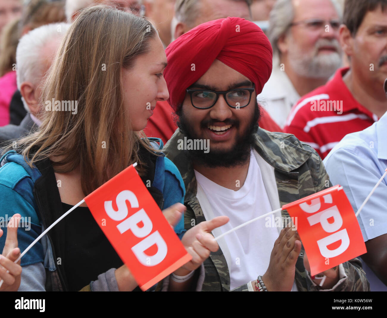 Essen, Deutschland. 24 Aug, 2017. Anhänger der sozialdemokratischen Kanzlerkandidaten Martin Schulz lift Flags mit SPD-Logo. Credit: Jürgen Schwarz/Alamy leben Nachrichten Stockfoto