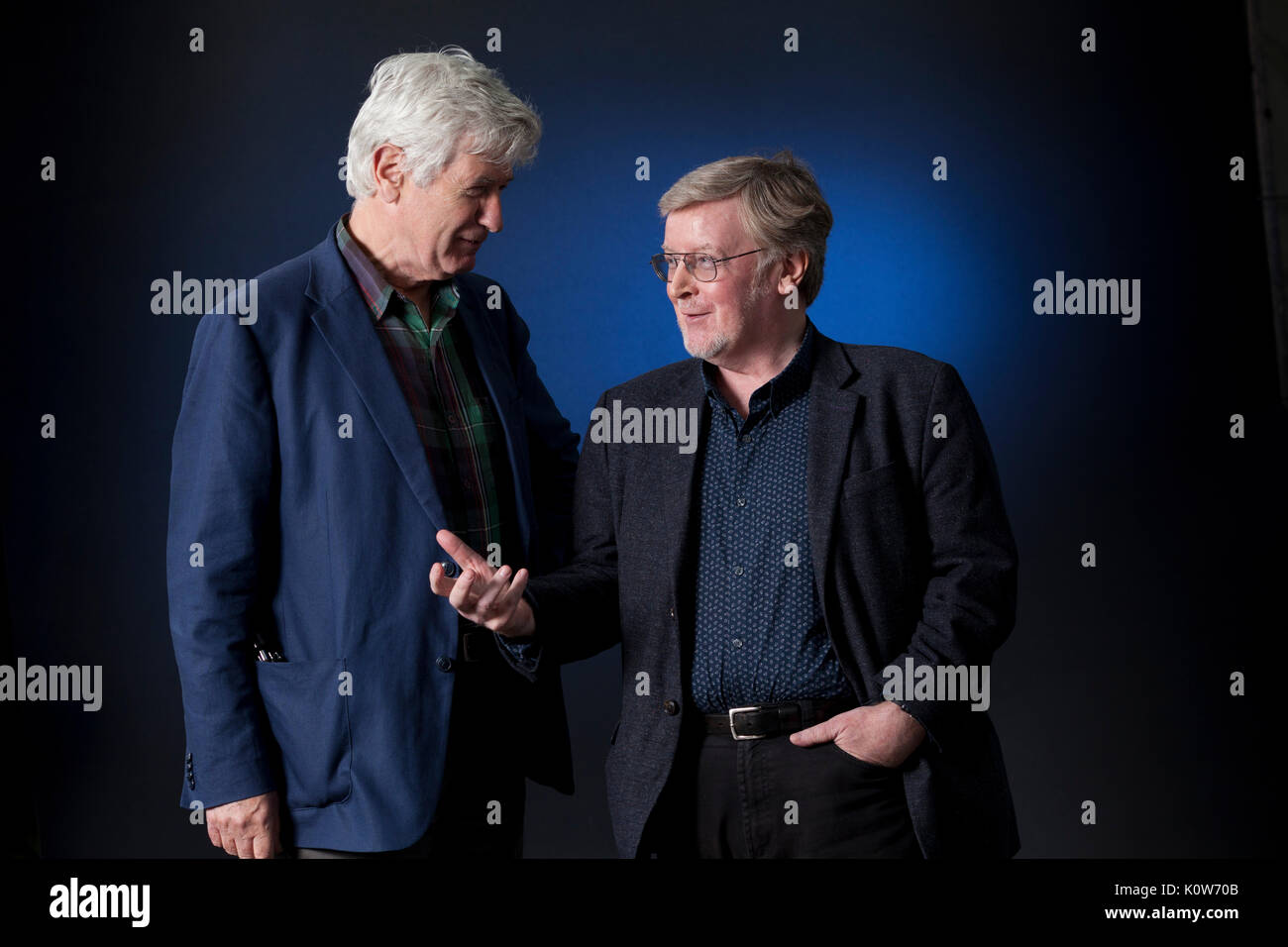 Edinburgh, Großbritannien. 25. August 2017. (Von links nach rechts) Sandstrand Moffat, ist ein schottischer Porträtmaler, und Alan Riach, der Schottische Dichter, beim Edinburgh International Book Festival erscheinen. Gary Doak/Alamy leben Nachrichten Stockfoto