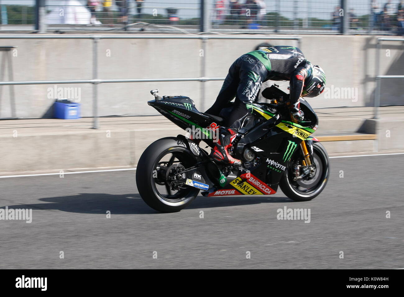 Silverstone, 25. August, 2017 Jonas Folger auf seiner Yamaha, scheint etwas an der OCTO britischen MotoGPSilverstone verloren haben, den 25. August 2017 während der OCTO britischen MotoGP-Wochenende Stockfoto