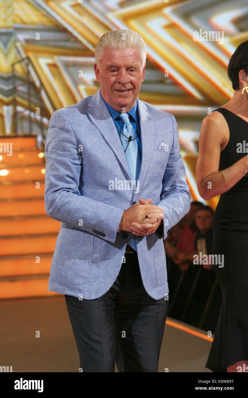 Borehamwood, Großbritannien. 25. August 2017. Derek Acorah wird aus der Celebrity Big Brother Haus in Elstree Studios, Borehamwood, Herts, Großbritannien vertrieben, 25. August 2017 Credit: Nathan Hulse/Alamy leben Nachrichten Stockfoto