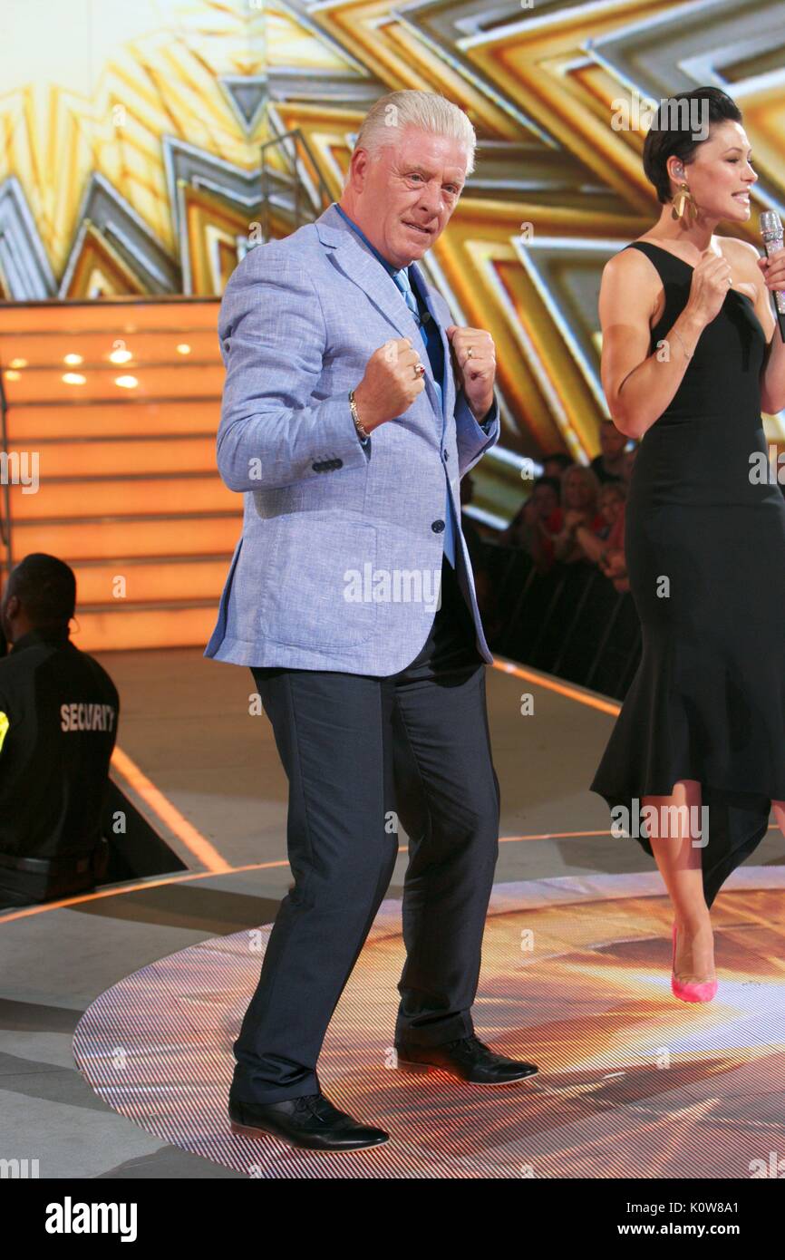 Borehamwood, Großbritannien. 25. August 2017. Derek Acorah wird aus der Celebrity Big Brother Haus in Elstree Studios, Borehamwood, Herts, Großbritannien vertrieben, 25. August 2017 Credit: Nathan Hulse/Alamy leben Nachrichten Stockfoto