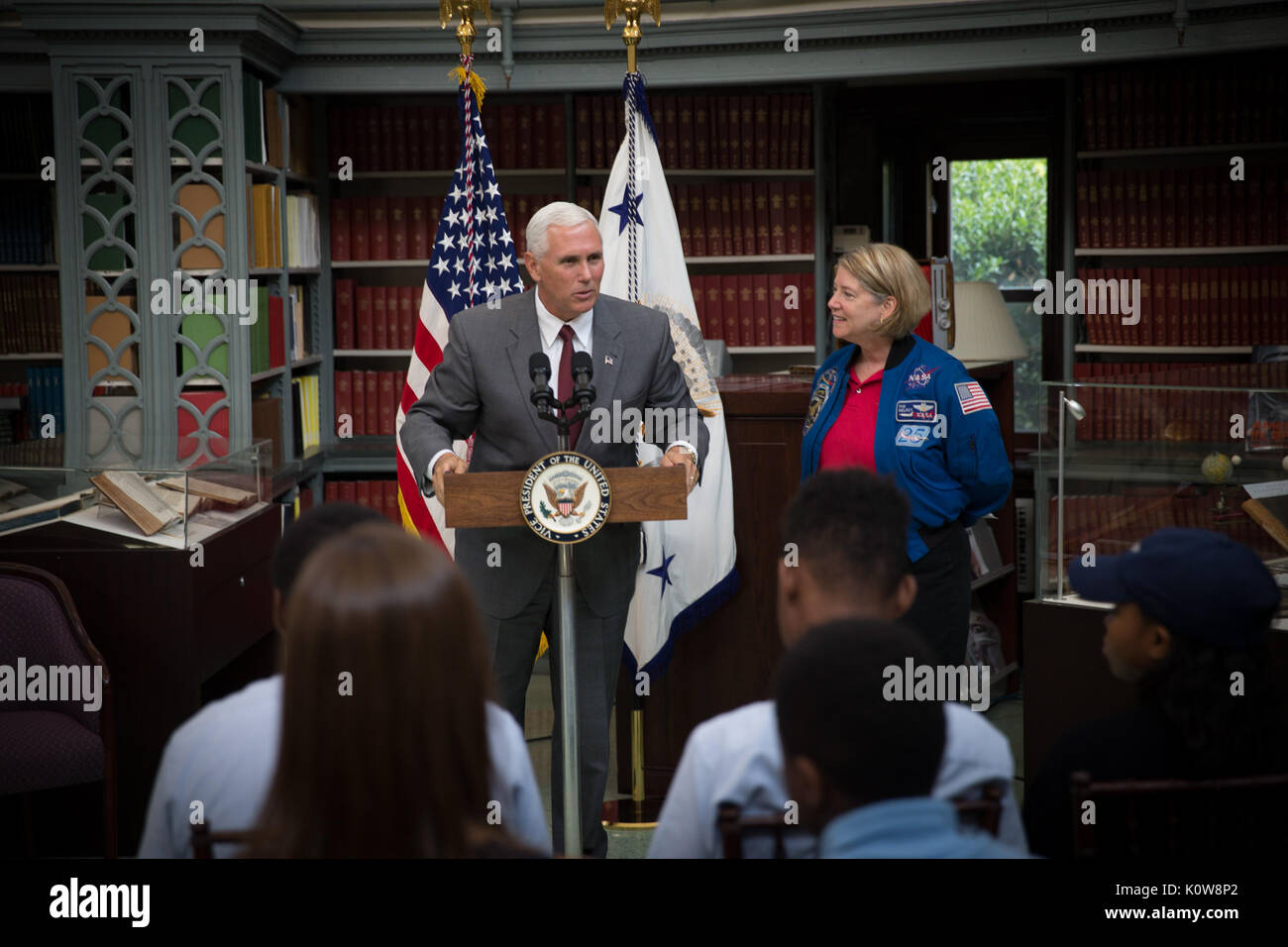 170821-N-ZI 635-140 WASHINGTON (Aug. 21, 2017) Vice President Mike Pence Uhren 2017 Sonnenfinsternis mit Studenten von Eckstein Schulen von Washington DC, die am Nachmittag lernen über heliophysics - Die Studie von unserer Sonne - mit ehemaligen NASA-Astronaut Pam Melroy, NASA-Wissenschaftler Brad Bailey, und Agentur Bildung Spezialist Evelina Felicite-Maurice, an der U.S. Naval Observatory in Washington. (U.S. Marine Foto von Mass Communication Specialist 2. Klasse George M. Bell/Freigegeben) Stockfoto