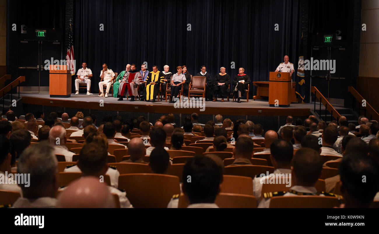 170814-N-RX 668-308 NEWPORT, R.I. (Aug. 14, 2017) der hinteren Adm. Jeffrey A. Harley, Präsident, U.S. Naval War College (NWC), richtet sich an Studierende, Mitarbeiter, Dozenten und Gästen während einer Einberufung Festakt zum Auftakt der akademischen Jahr 2017-2018. Die Klasse von 2018 ist der 546 Bewohner gemeinsamen militärischen, zivilen und internationale Studenten aus 67 Nationen. Nach dem Abschluss der NWC ist 10 Monate gemeinsame professionelle militärische Ausbildung (JPME) Programme, Studenten verdienen JPME Kredit- und entweder eine NWC Diplom- oder Masterabschluss im Bereich der nationalen Sicherheit und Strategische Studien oder Verteidigung und strategischen Studi Stockfoto