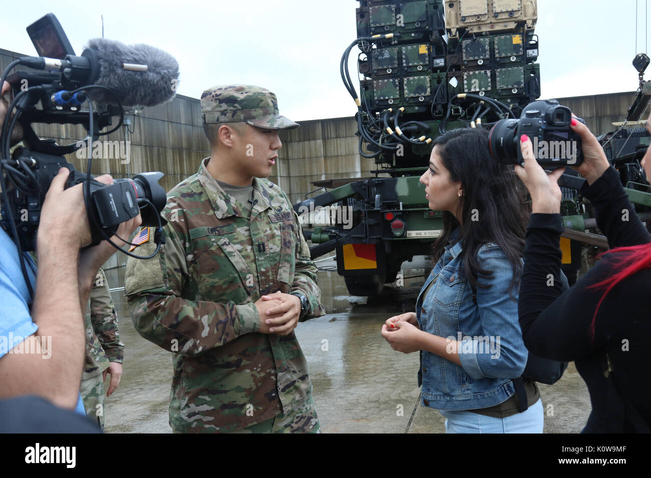 Dena Takruri, älterer Korrespondent von AJ + in San Francisco, Interviews Kapitän Lance J. Oh, Kommandeur der Batterie Delta, 6-52 ADA Bataillon, über die Mission seines Batterie auf der Halbinsel bei Batt. D, ADA 6-52 Mrd.. die taktische Seite 15 August am Osan Flughafen, Südkorea. Takuri's Ziel ist es, zu erforschen, warum das US-Militär die starke Präsenz in Südkorea unterhält. Stockfoto