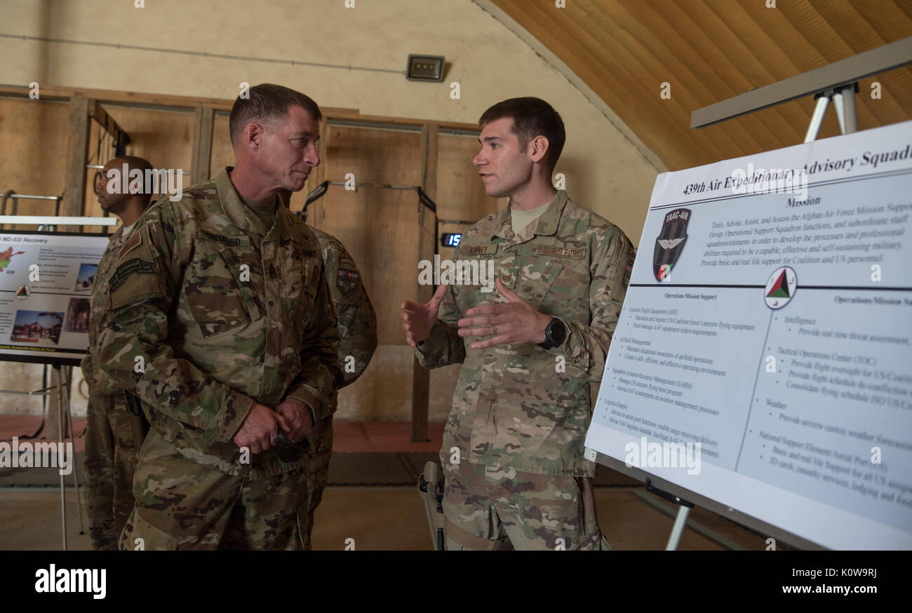 U.S. Army Command Sergeant Major William F. Thetford, die US Central Command der älteren eingetragenen Leader, gelassen, hört der US Air Force Tech. Sgt. Matthäus Kinney, einem Flugplatz Manager zu Trainieren, beraten, unterstützen Command-Air bei einem Besuch in Forward Operating Base Oqab, 12.08.15, 2017 in Kabul, Afghanistan zugewiesen. Thetford met mit Flieger und Soldaten der verschiedenen gemeinsamen Mission setzt Der TAAC - Luft, die für den Aufbau einer leistungsfähigen und stabilen afghanischen Luftwaffe beitragen zu überprüfen. (U.S. Air Force Foto: Staff Sgt. Alexander W. Riedel) Stockfoto