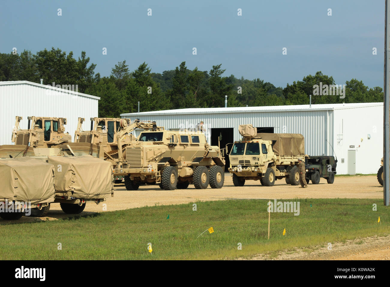 Soldaten am Fort McCoy, Wis., für Bekämpfung Support Training (CSTX) 86-17-02 taktische bereiten die Fahrzeuge für die Ausbildung 12.08.16, 2017, auf der cantonment Bereich. Die Übung, sowie die globale Medic 2017 Übung, umfasst mehr als 12.000 service Mitglieder aus der Armee, Marine, Luftwaffe und Marine Corps sowie aus sechs Ländern. CSTX ist ein Kampf Support Training Programm, welches ist ein groß angelegtes Training Event, wo Einheiten taktische Schulung Szenarien speziell für real zu replizieren - Welt Missionen erleben. (U.S. Armee Foto von Scott T. Sturkol, Public Affairs Office, Fo Stockfoto