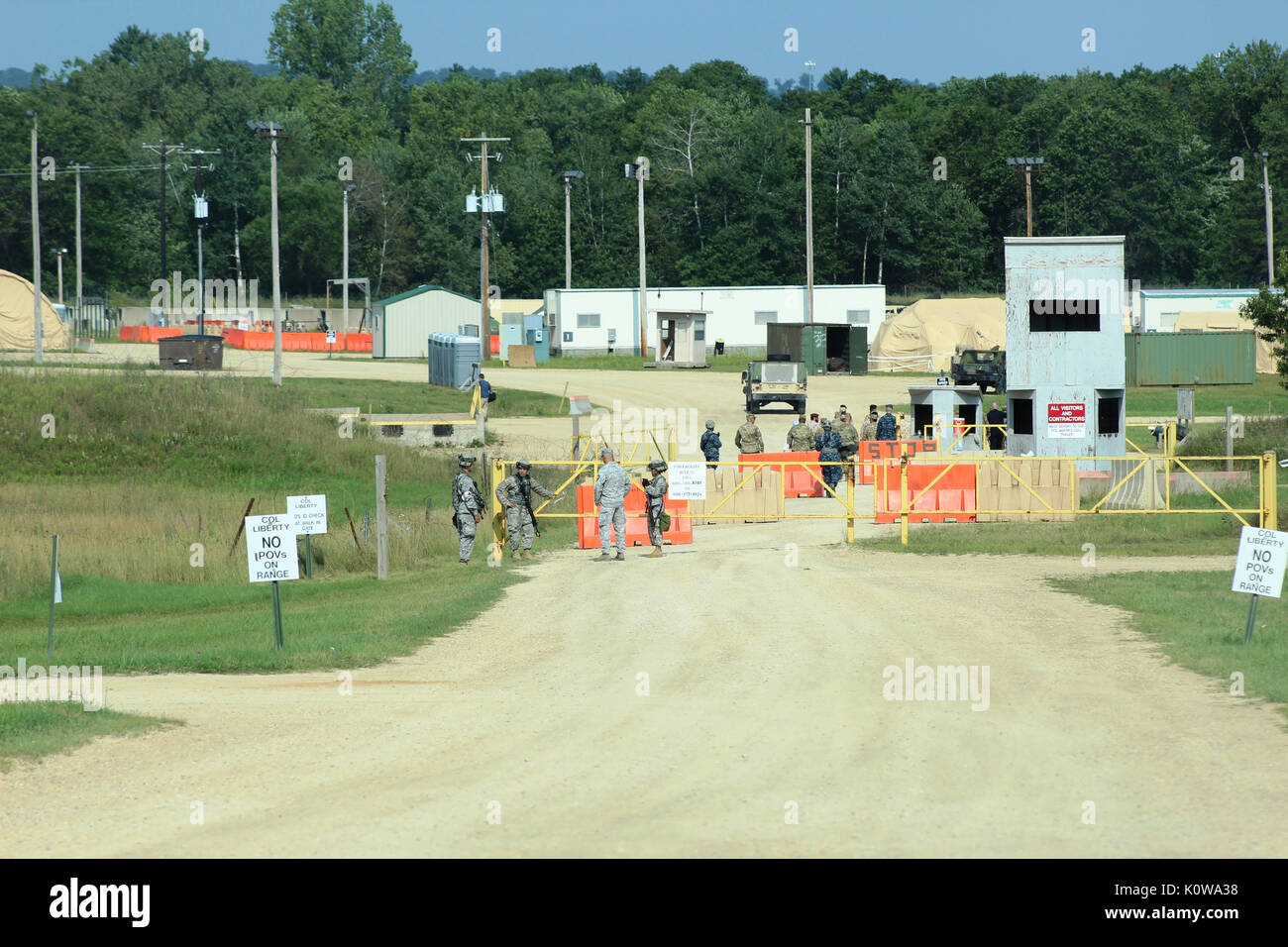 Service Mitglieder am Fort McCoy, Wis., für die Bekämpfung der Support Training (CSTX) 86-17-02 und Global Medic 2017 Übung in integrierten taktischen Training Base Freiheit August 16, 2017 Arbeiten im Norden. CSTX und Globale Medic gehören mehr als 12.000 service Mitglieder aus der Armee, Marine, Luftwaffe und Marine Corps sowie aus sechs Ländern. (U.S. Armee Foto von Scott T. Sturkol, Public Affairs Office, Fort McCoy, Wis.) Stockfoto