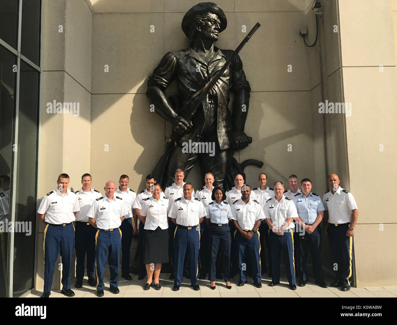 North Carolina National Guard Soldaten und Piloten die Teilnahme an Betrieb Potomac stehen vor einem minuteman Statue an der Army National Guard Readiness Center in Washington, D.C. am 11. Juli 2017. Betrieb Potomac bietet eine Gelegenheit für Mid-career Offiziere und Unteroffiziere Einblick in die strategische Ebene Budgetierung und die Umsetzung der Politik zu gewinnen, indem sie reisen nach Washington und Treffen mit Mitgliedern des Kongresses und National Guard Bureau Führung. (Foto mit freundlicher Genehmigung von Maj. Bob Mai) Stockfoto