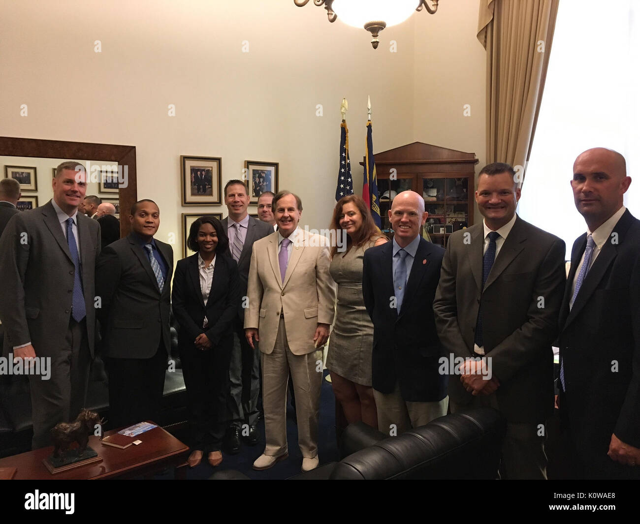 Washington, D.C. - North Carolina National Guard Soldaten und Piloten die Teilnahme an Betrieb Potomac stand mit Rep. Robert Pittenger, der Vertreter für 9 North Carolina District, in seinem Büro in Washington, D.C. am 13. Juli 2017. Betrieb Potomac bietet eine Gelegenheit für Mid-career Offiziere und Unteroffiziere Einblick in die strategische Ebene Budgetierung und die Umsetzung der Politik zu gewinnen, indem sie reisen nach Washington und Treffen mit Mitgliedern des Kongresses und National Guard Bureau Führung. (Foto mit freundlicher Genehmigung von Maj. Bob Mai) Stockfoto