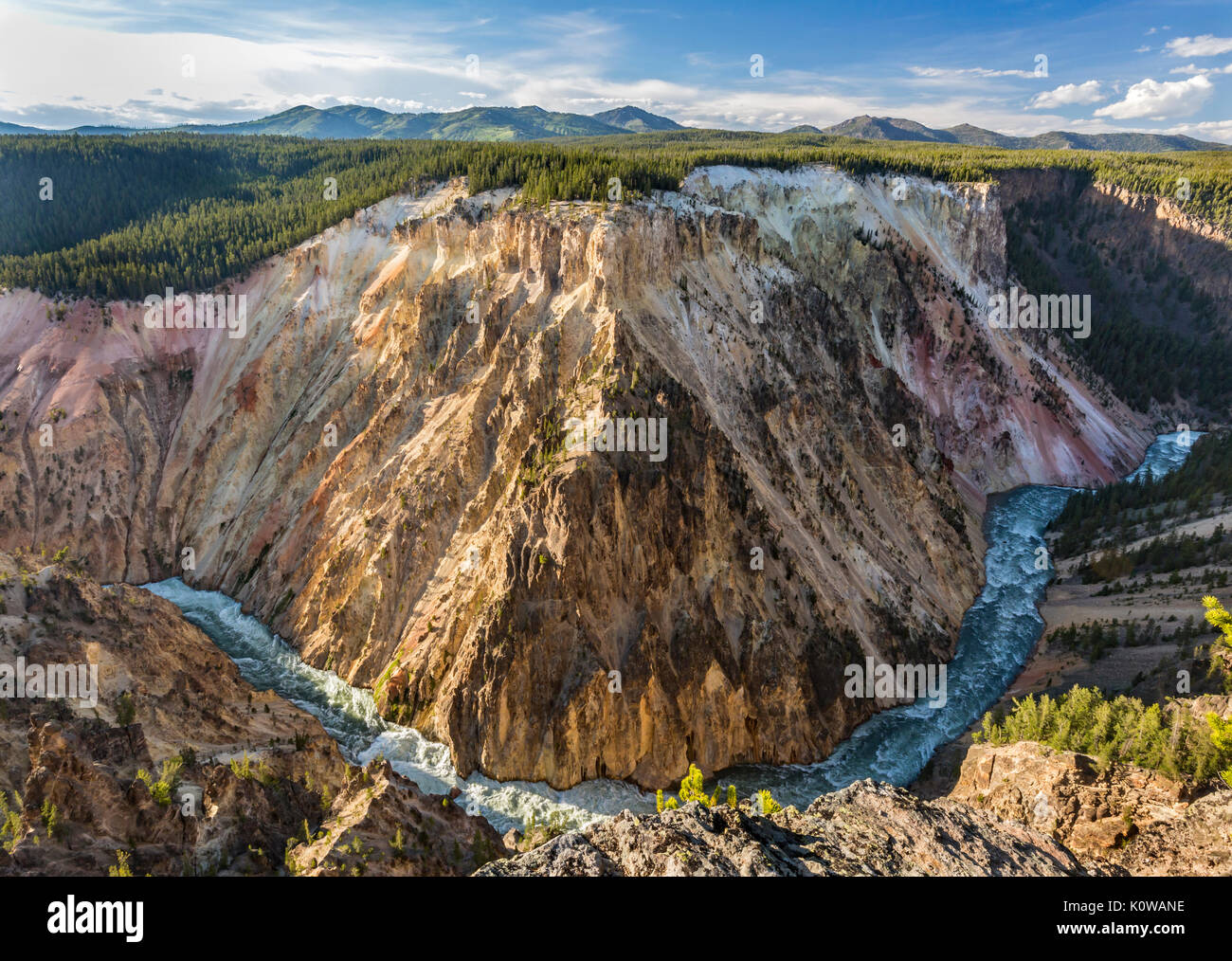 Eine breite, geschwungene Drehen des rasenden Yellowstone River unter Inspiration Point im Yellowstone Nationalpark, Wyoming Stockfoto