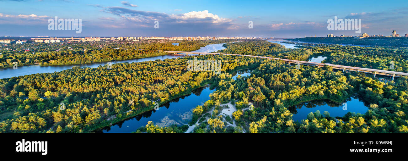 Luftaufnahme von Trukhaniv Insel auf dem Dnjepr in Kiew, Ukraine Stockfoto