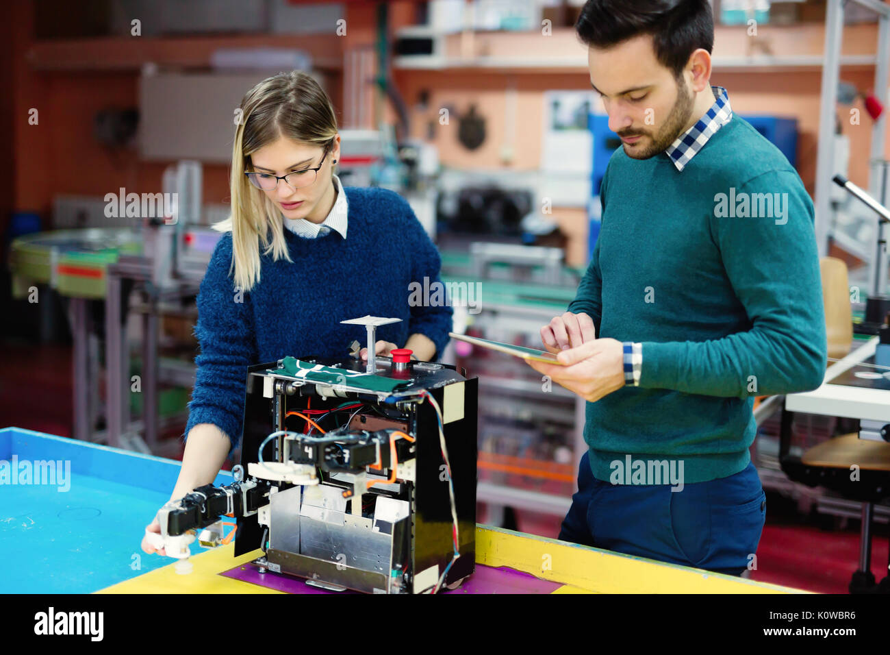 Junge Studenten der Robotik, Roboter für die Prüfung vorbereiten Stockfoto