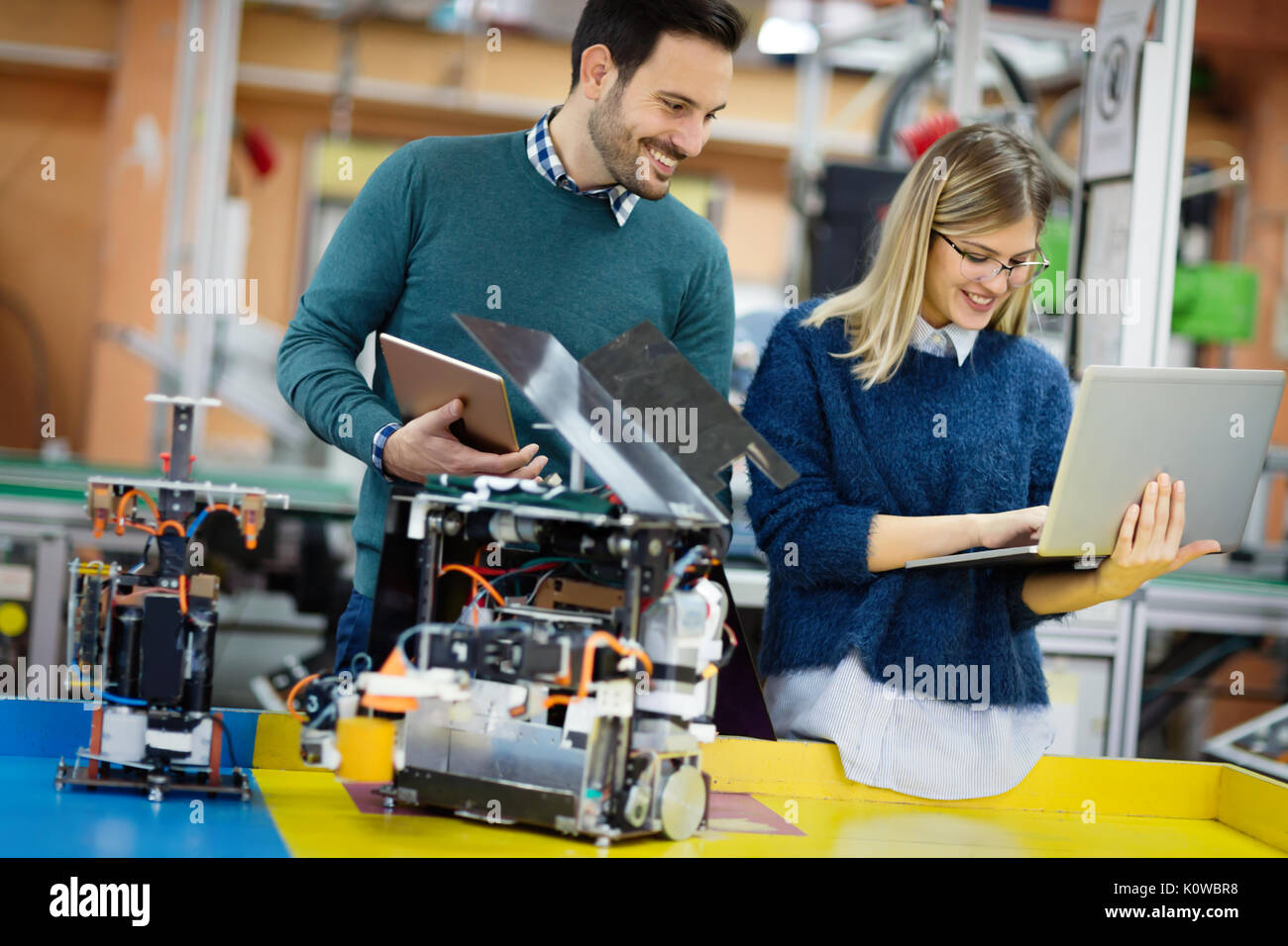 Junge Studenten der Robotik, Roboter für die Prüfung vorbereiten Stockfoto