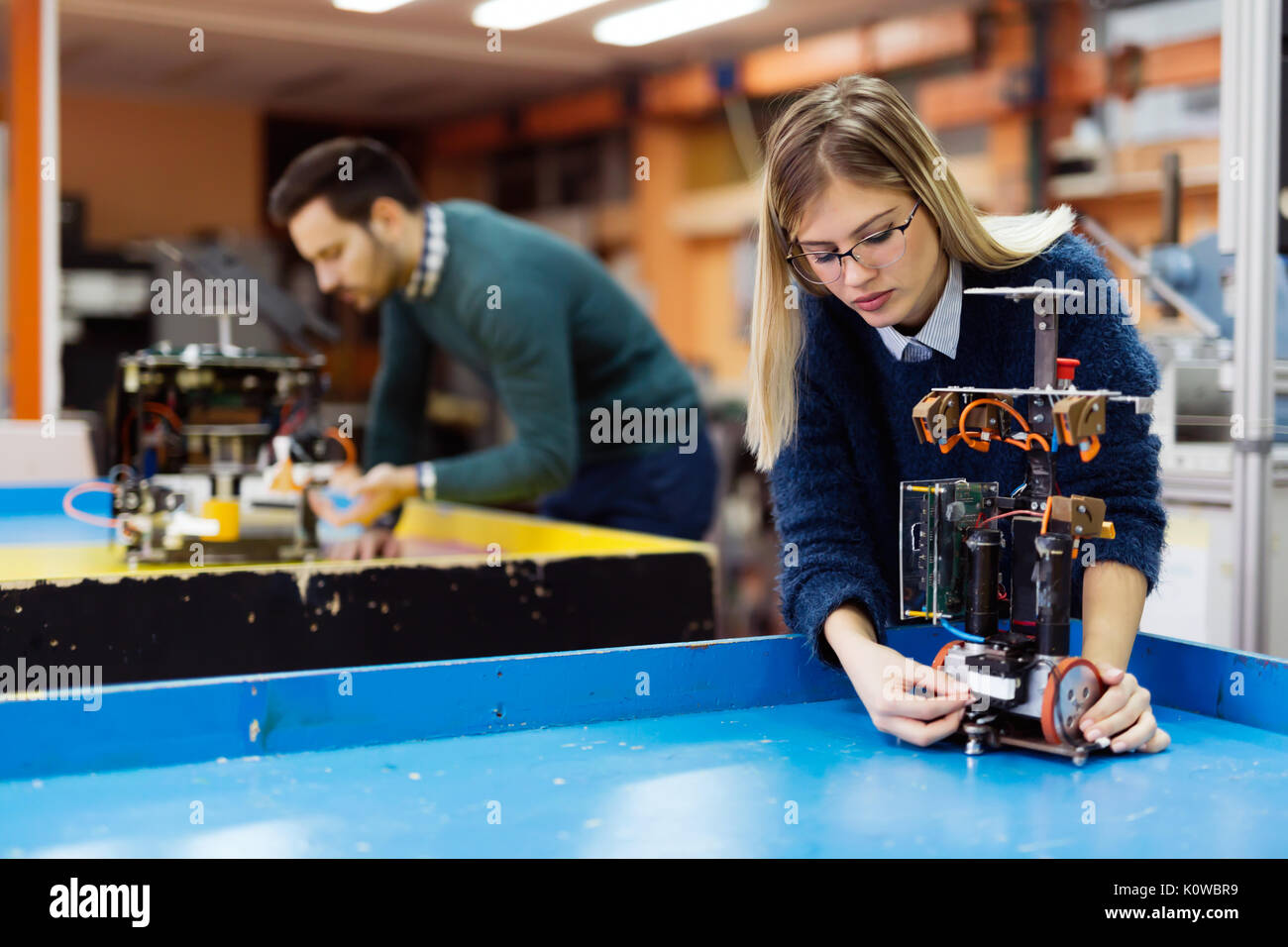 Junge Studenten der Robotik, Roboter für die Prüfung vorbereiten Stockfoto