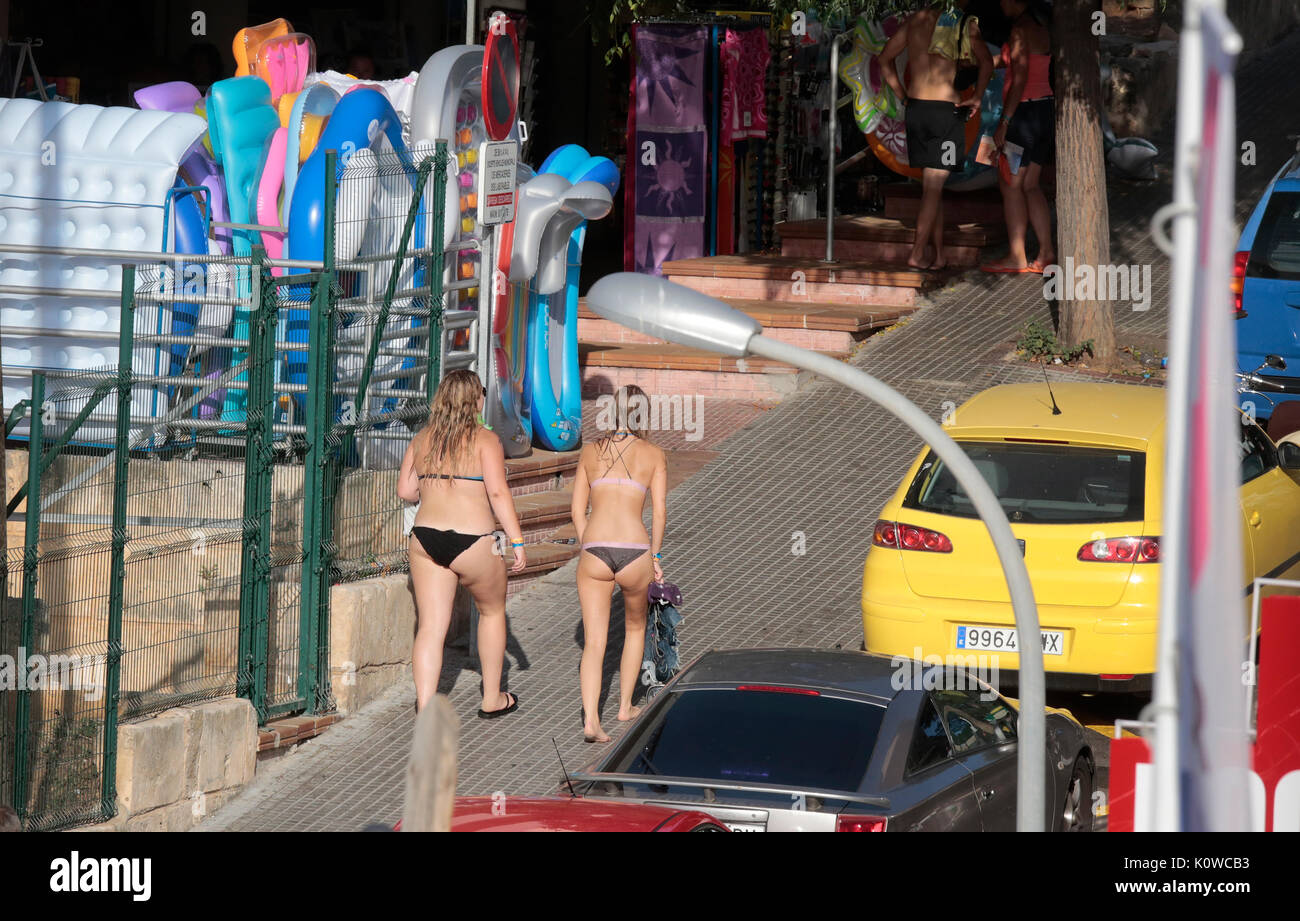 Touristen in Punta Ballena Straße, die am Strand von Magaluf in der spanischen Baleareninsel Mallorca Stockfoto