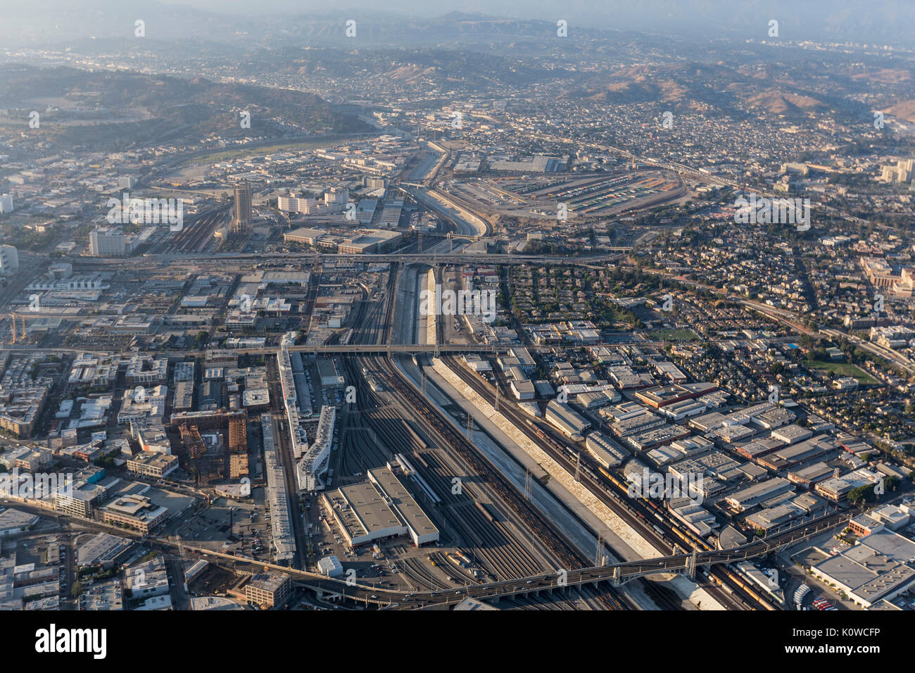 Luftaufnahme des Los Angeles River, Boyle Heights und der Downtown Arts District in Südkalifornien. Stockfoto