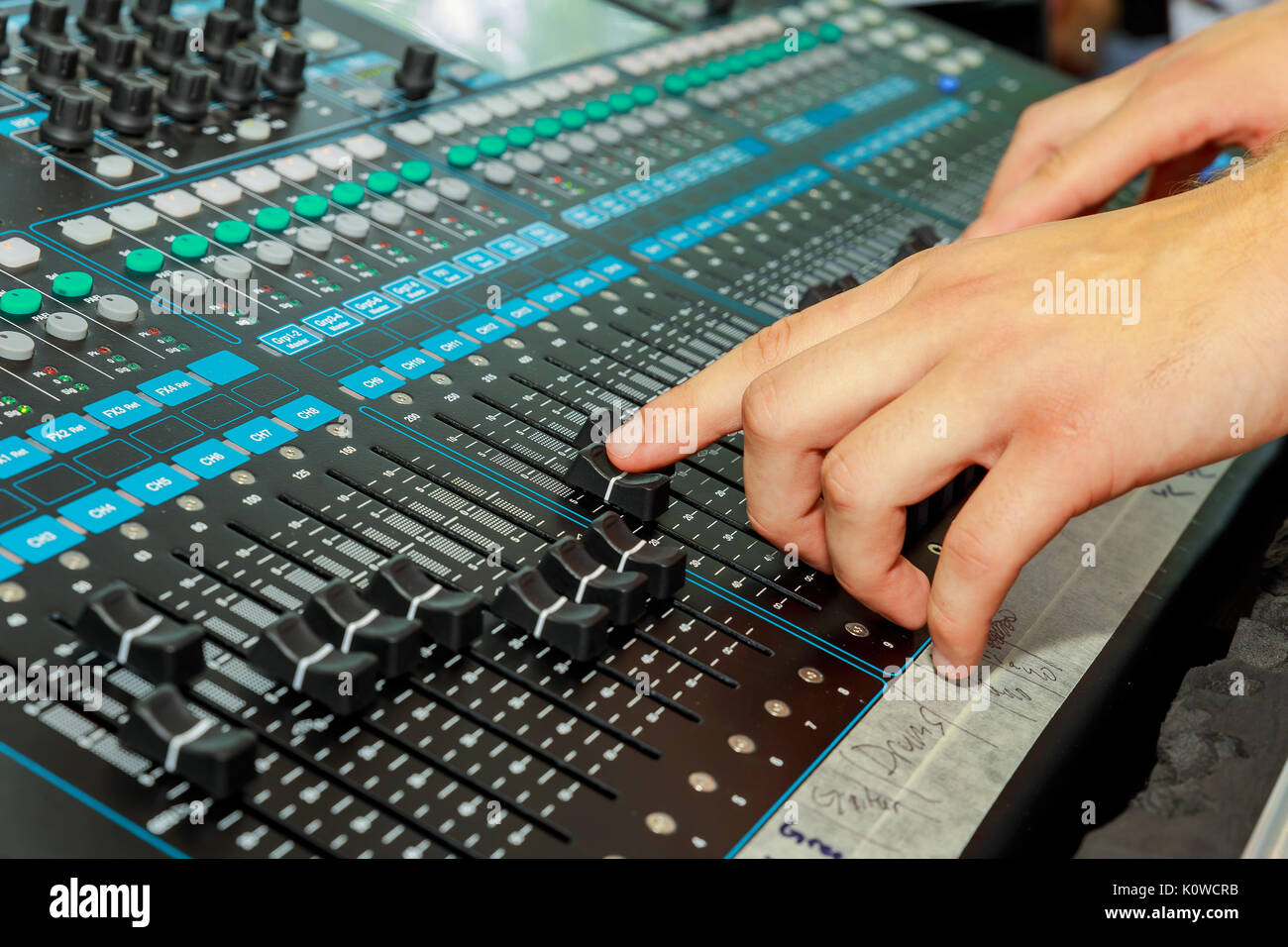 Hand auf einen Mixer, einen Betrieb der Marktführer Stockfoto