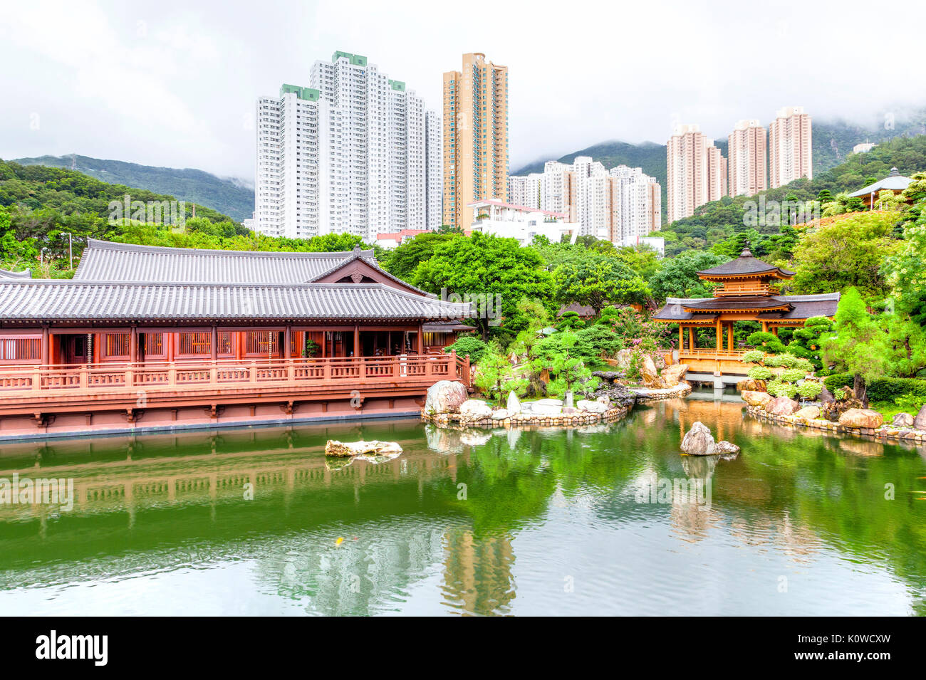 Blaue Teich und Pavillon Brücke an Nan Lian Garden, einer chinesischen klassischen Garten in Diamond Hill, Kowloon, Hong Kong. Der Park hat eine Fläche von 3,5 h Stockfoto
